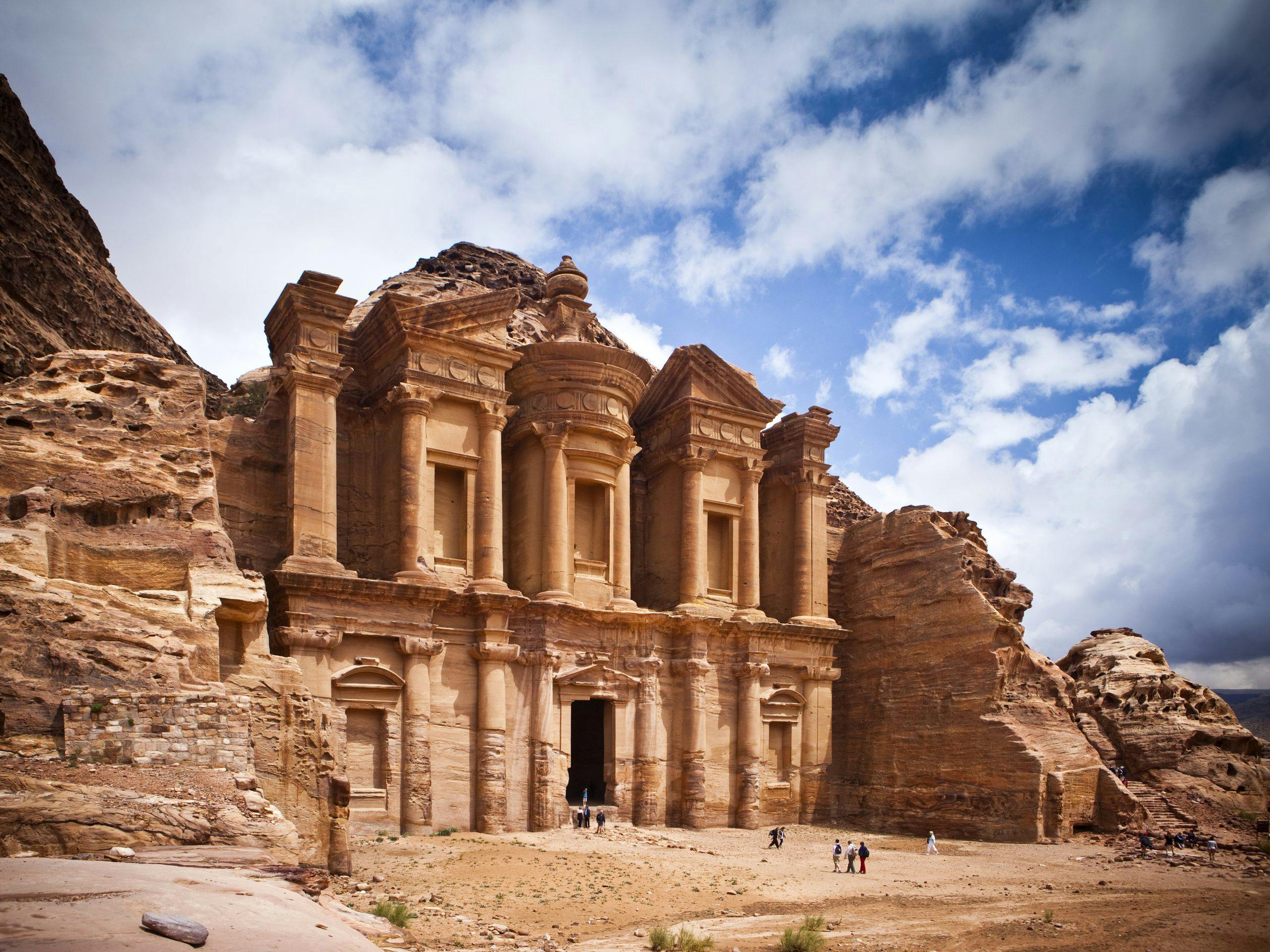 Klippebyen Petra er Jordans viktigste turistattraksjon. Petra, Jordan