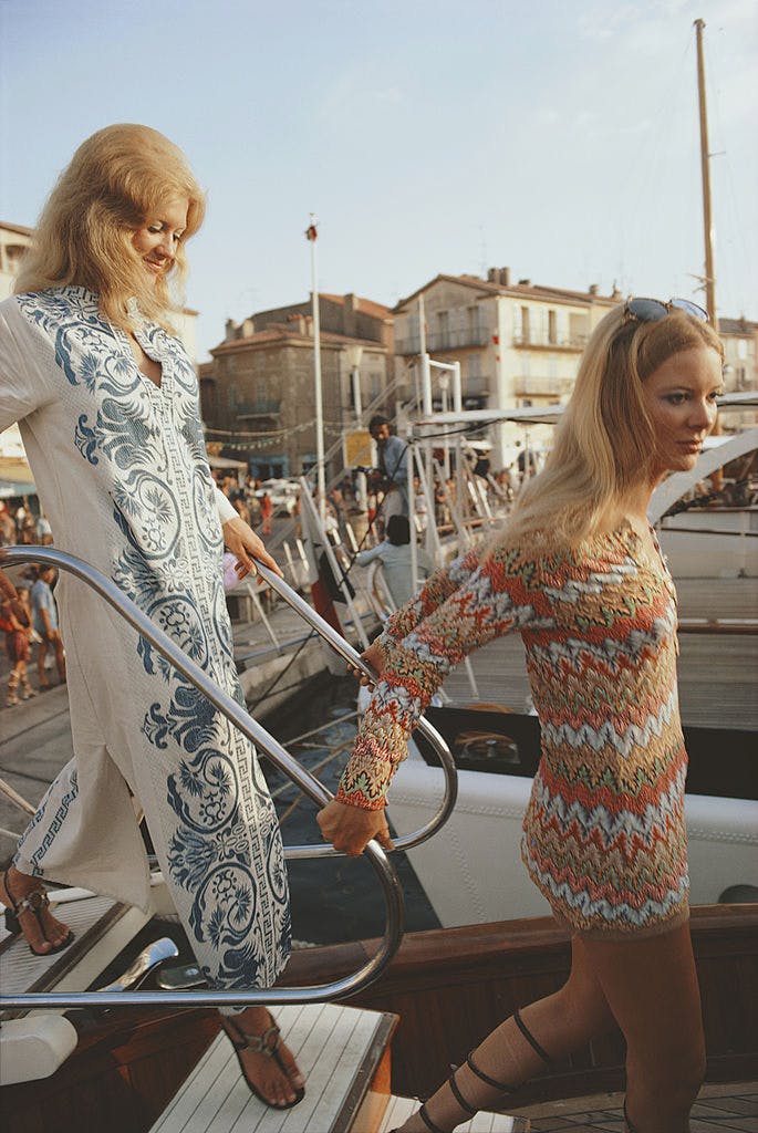 gettyimages 475373741 to unge kvinner går ombord på en yacht iført kaftan på 70-tallet saint tropez