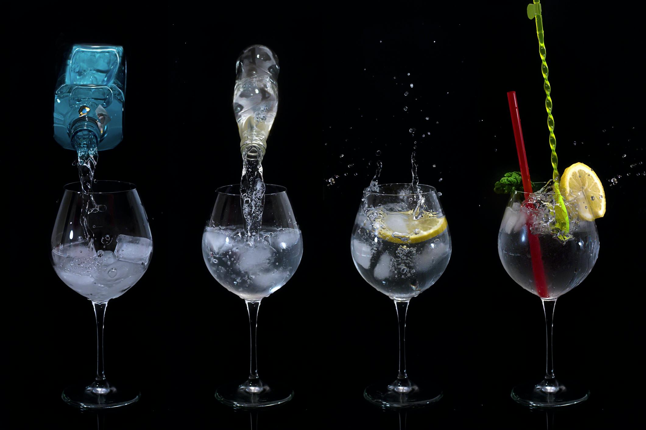 Klassikeren gin and tonic med gin, tonic water, sitron og isbiter