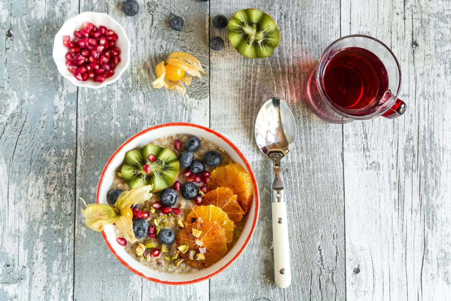 Havregrøt med blåbær, granateple, appelsin, kivi og physalis