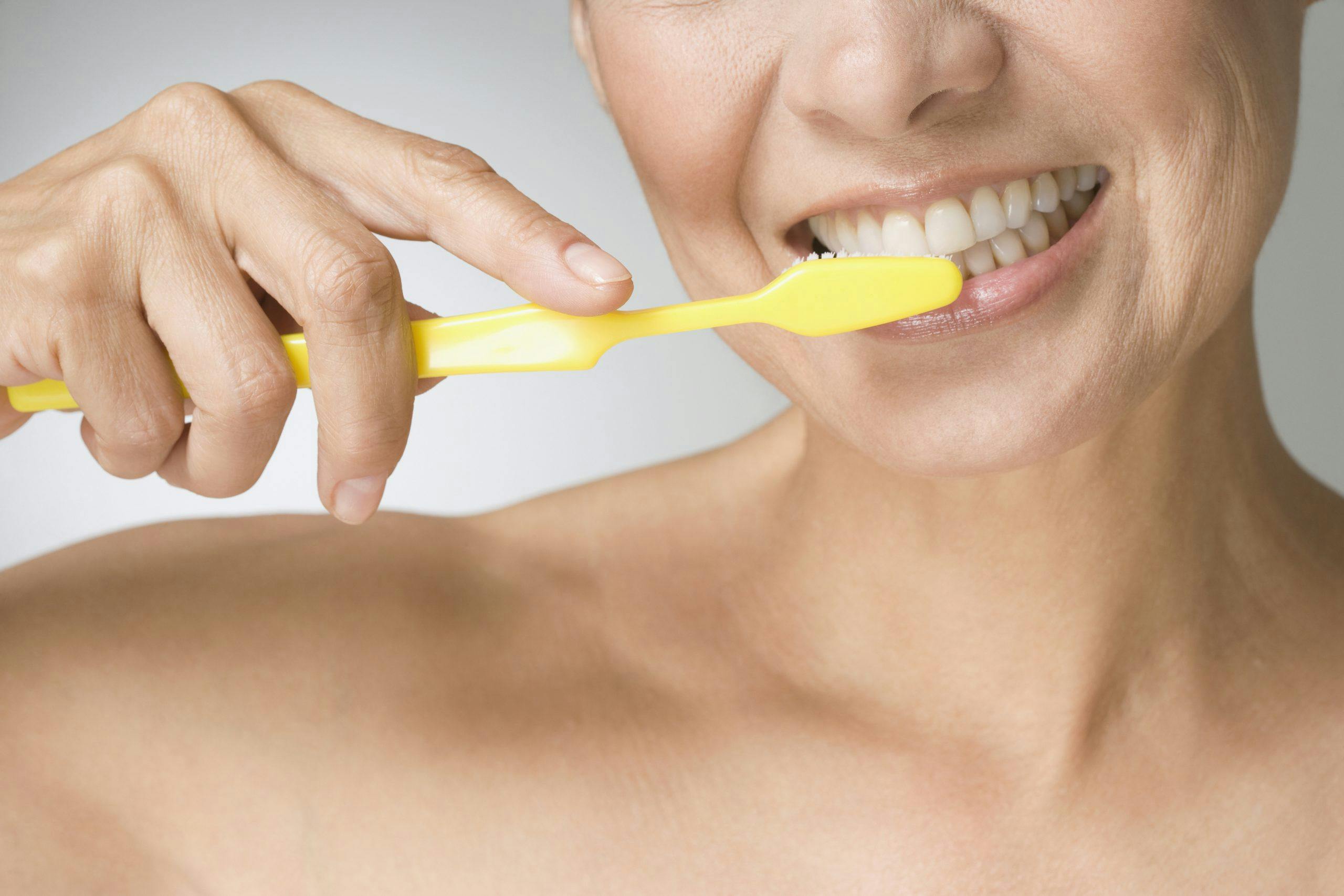 Ikke puss for hardt! tips til hvitere tenner