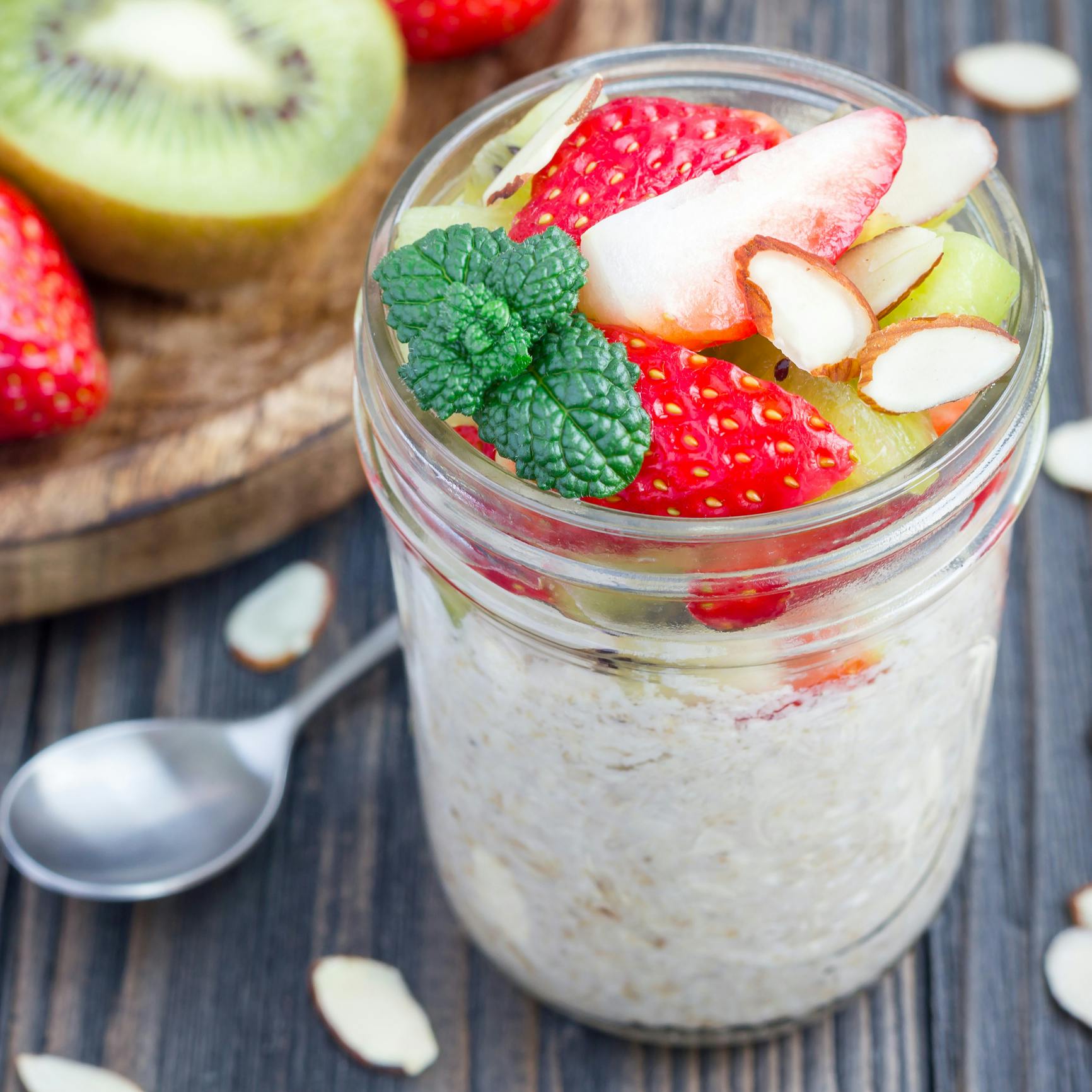 gettyimages 879515714 Kjøleskapsgrøt med jordbær kiwi mandler