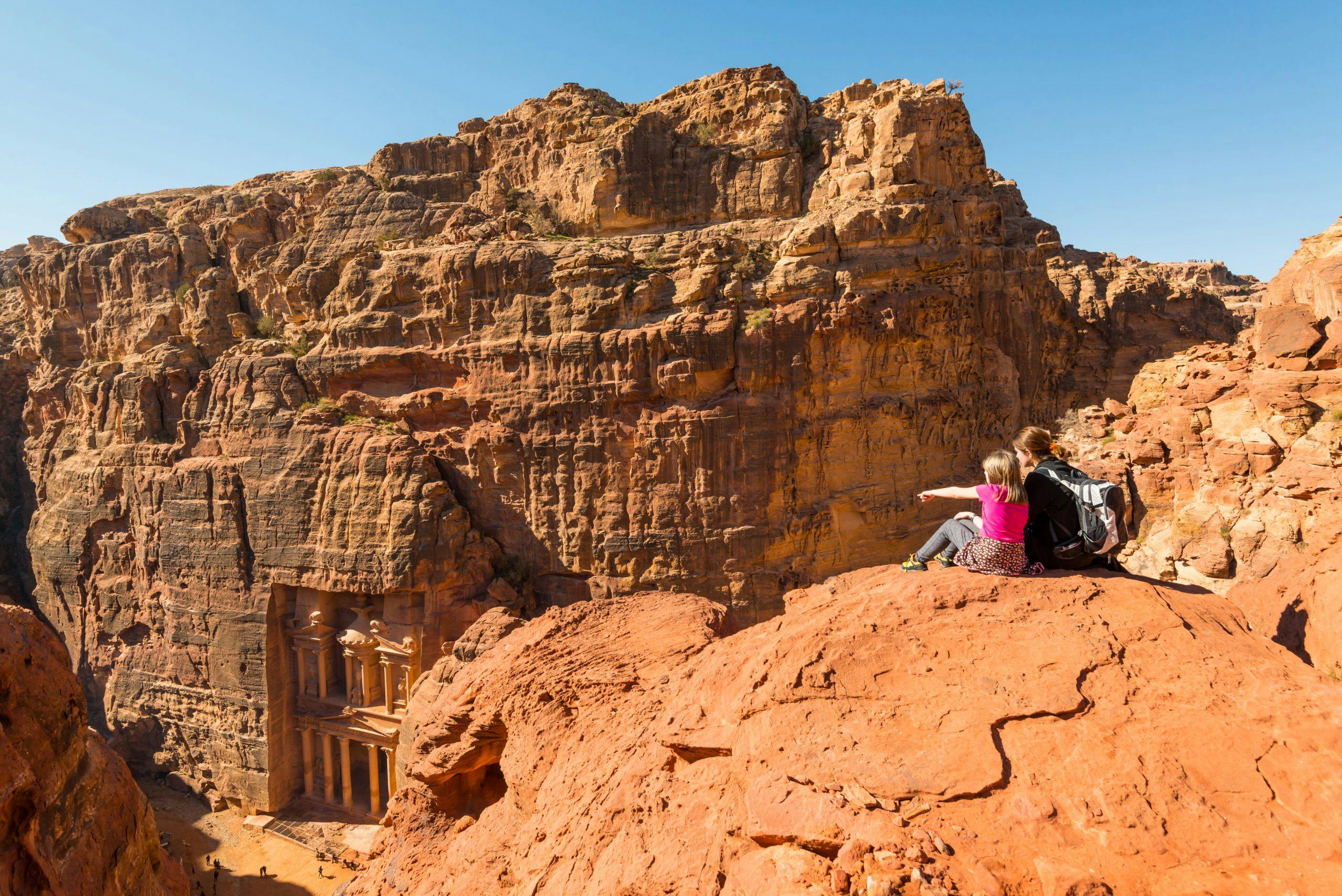 Liten og stor undrer seg over klippebyen Utsikt over Petra