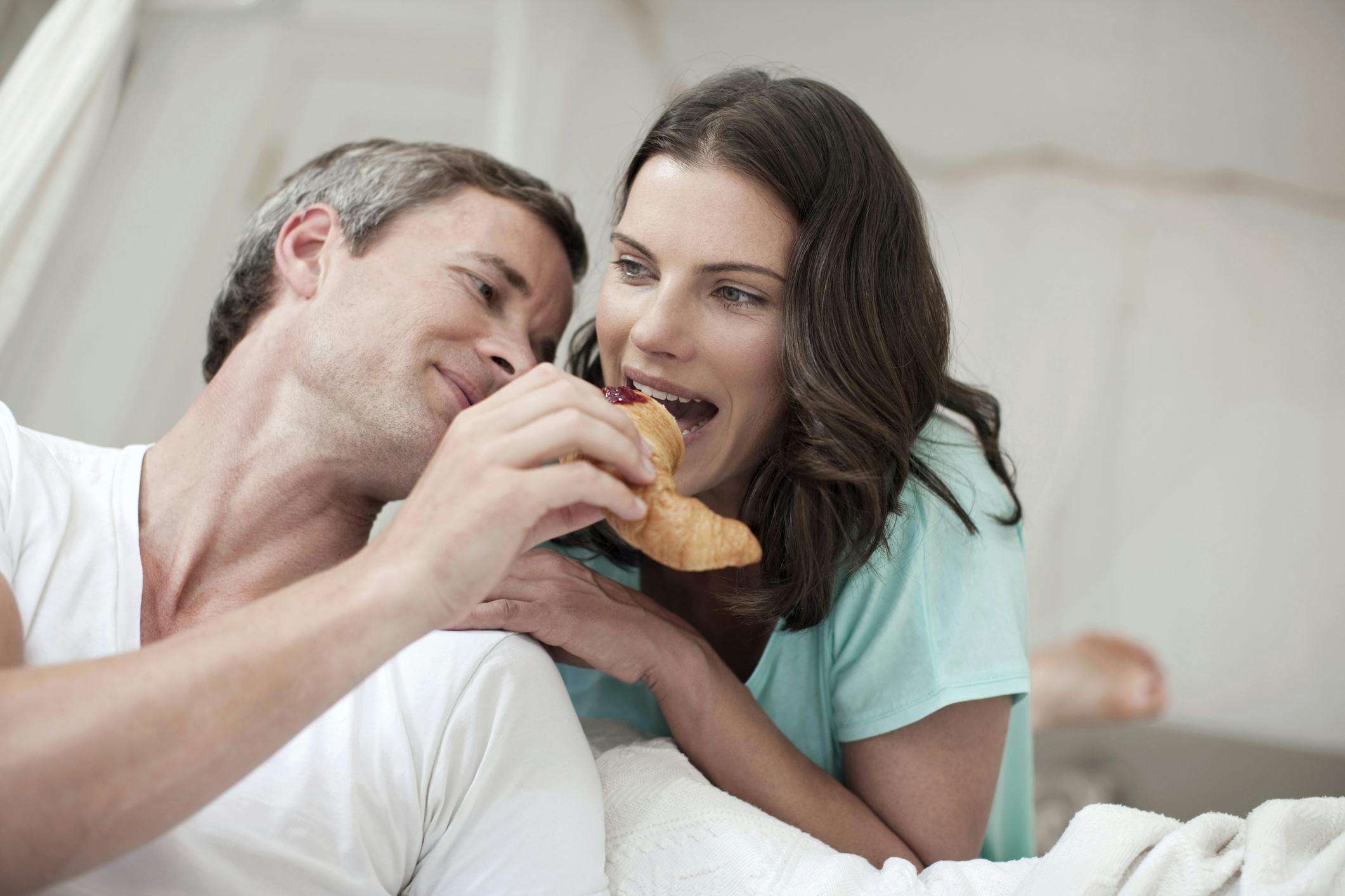 Croissant på sengen par