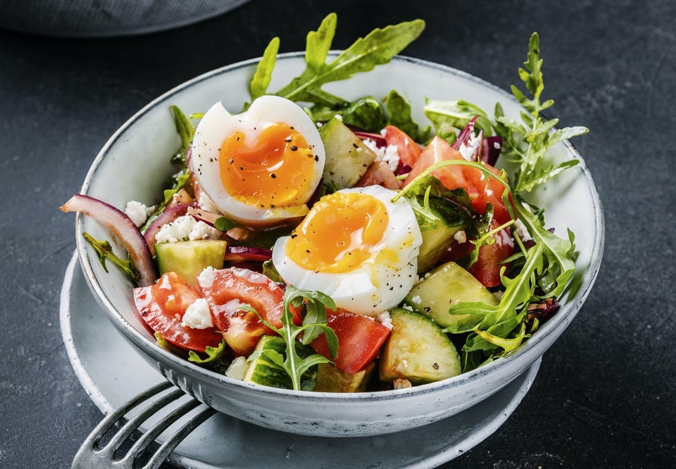 gresk salat smilende egg 83wv1mwr0mli3ekeszmr6w Gresk salat tomat agurk fetaost rødløk egg rucola