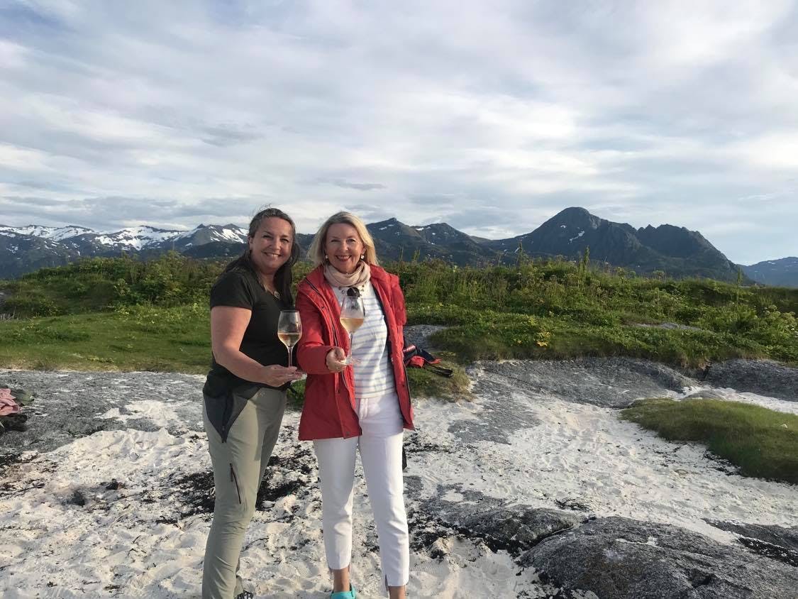 gunnhild pa senja med mari anne fjell hvit sand64014192480268343 n