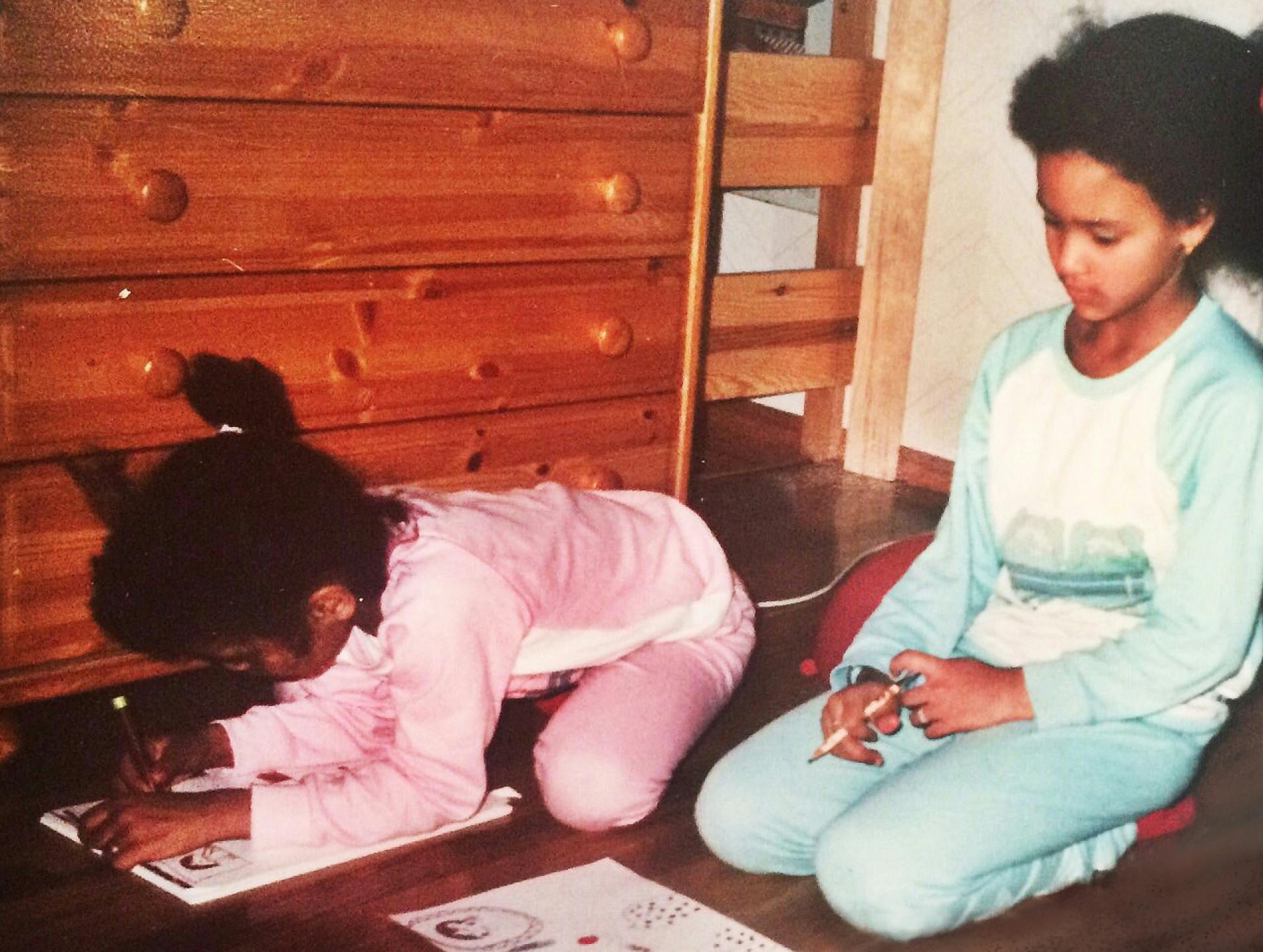 haddy og jeg tegner mens mamma leser Lisa Asiato, Ung