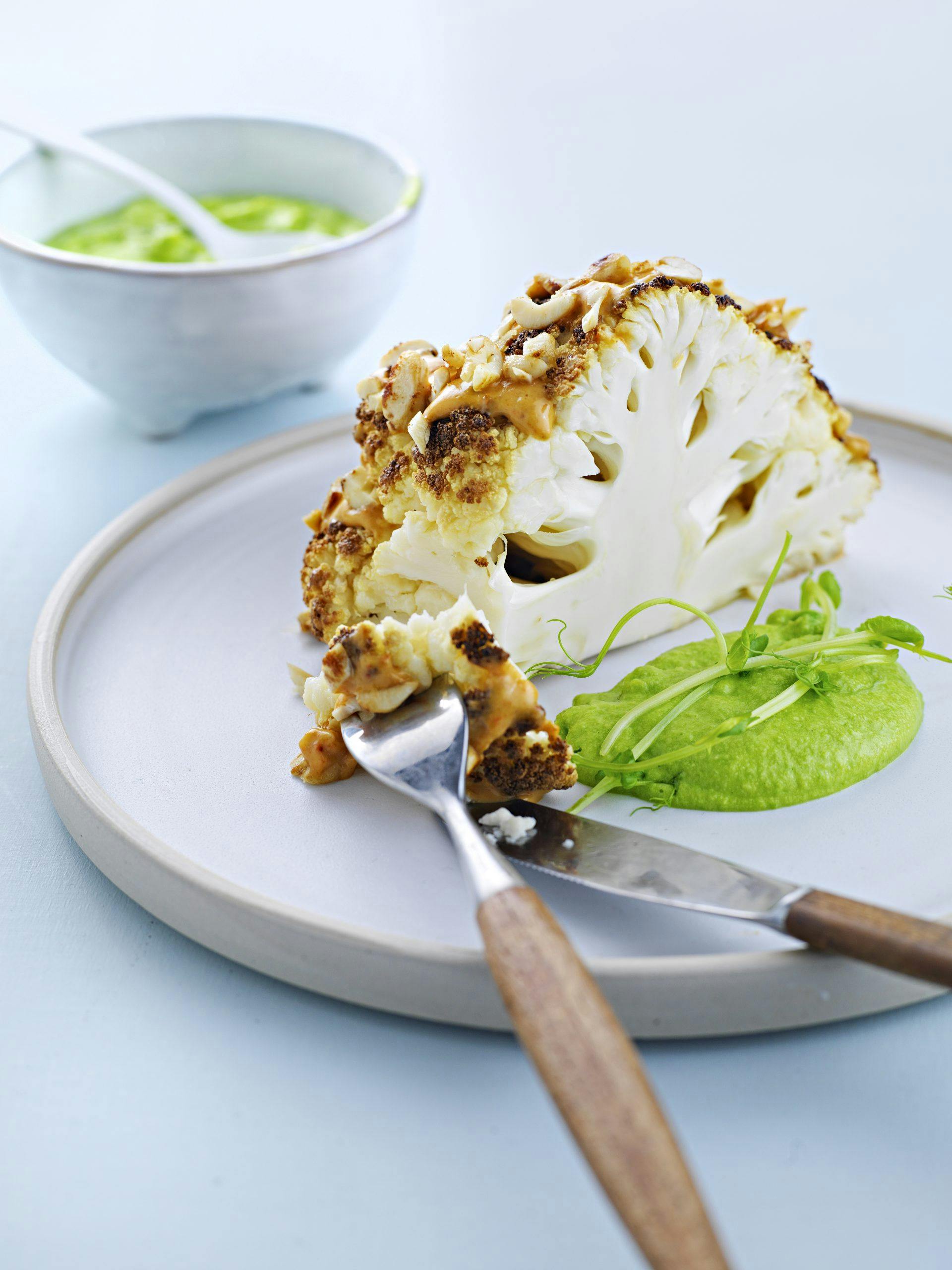 Helstekt blomkål med chipotledressing, cashewnøtter og ertepuré