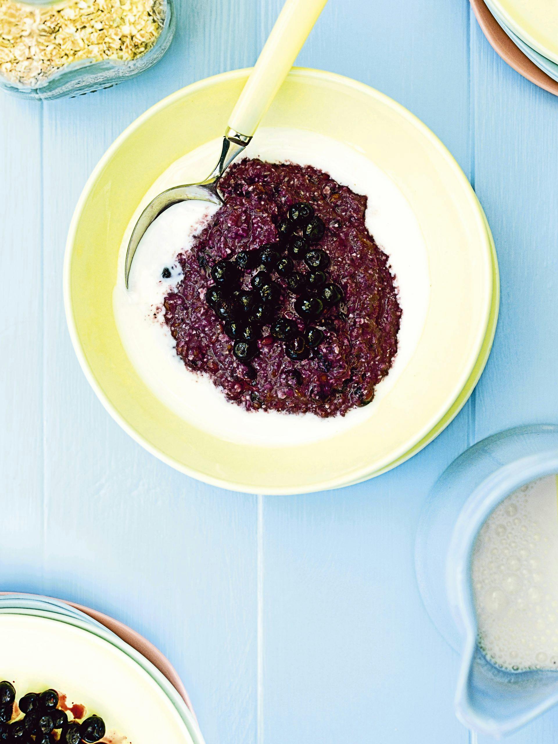 Blåbær- og havregrøt med hirseflak