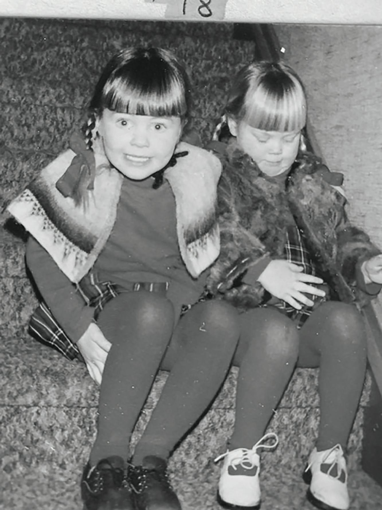 Faste roller: Dora var den utadvendte og Bjørg langt mer sjenert. Akkurat det har hun heldigvis sluttet med. Dora har utestemme fremdeles og har ingen planer om å gi seg med det. Dora og Björg Thorhallsdottir som barn