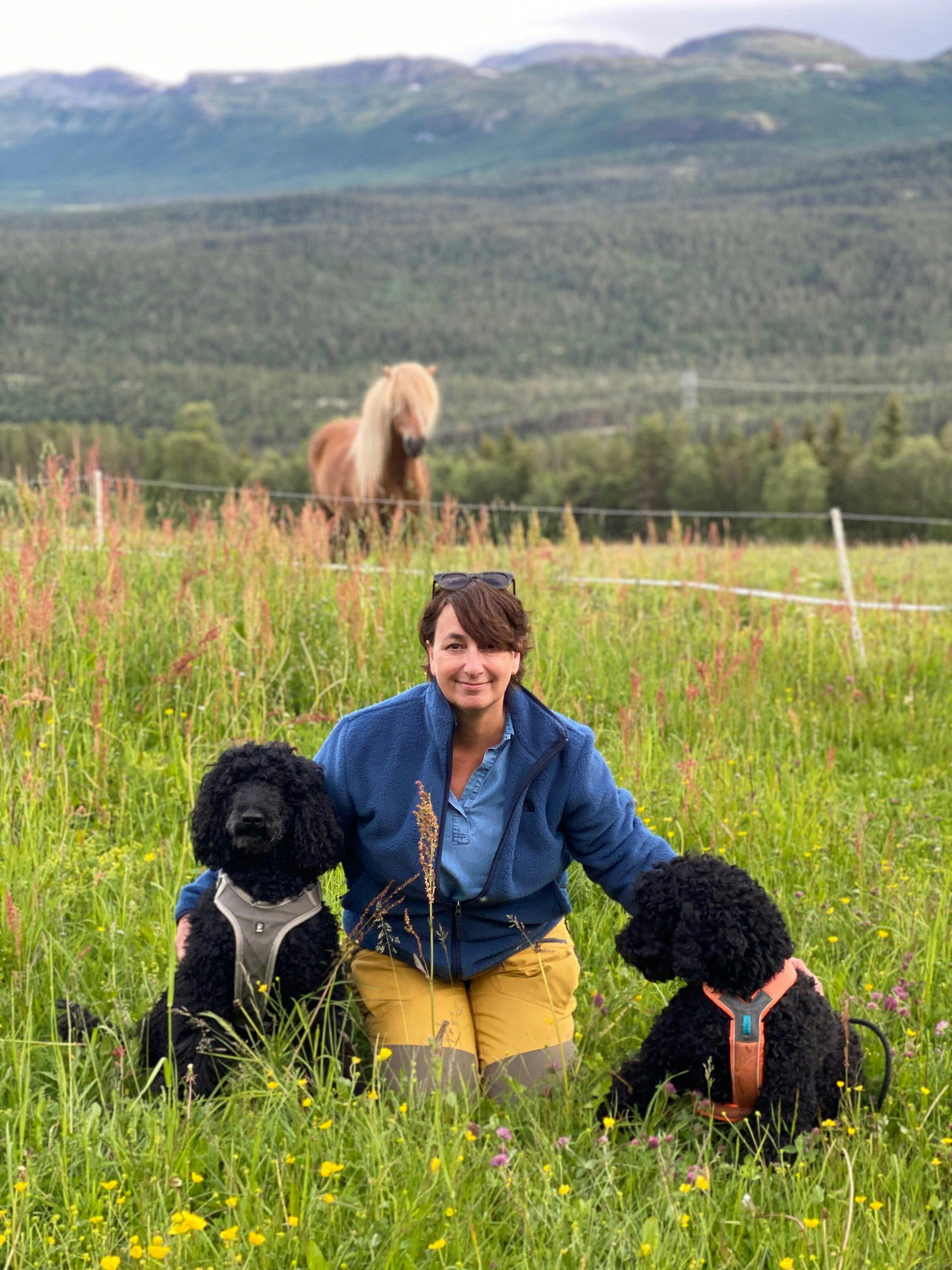 img 3529 OYDkenW9e Taras sjefredaktør Torunn Pettersen på tur i Espedalen med kongepudlene Molly og My