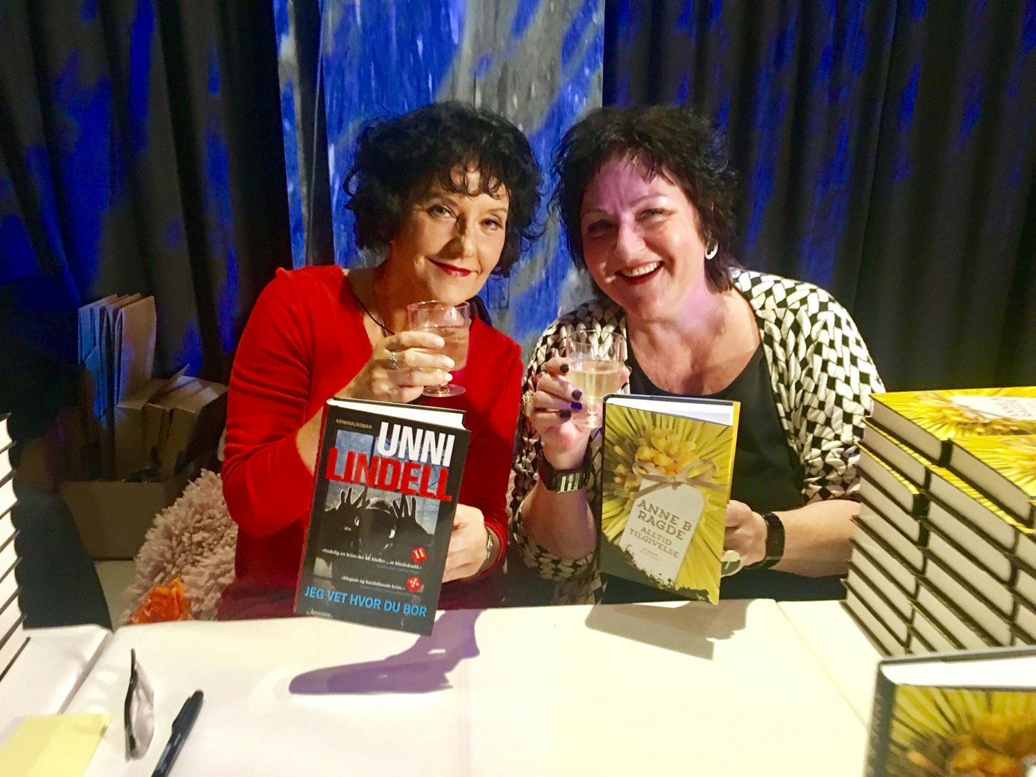Anne B. Ragde og Unni Lindell med bøkene Alltid tilgivelse og Jeg vet hvor du bor