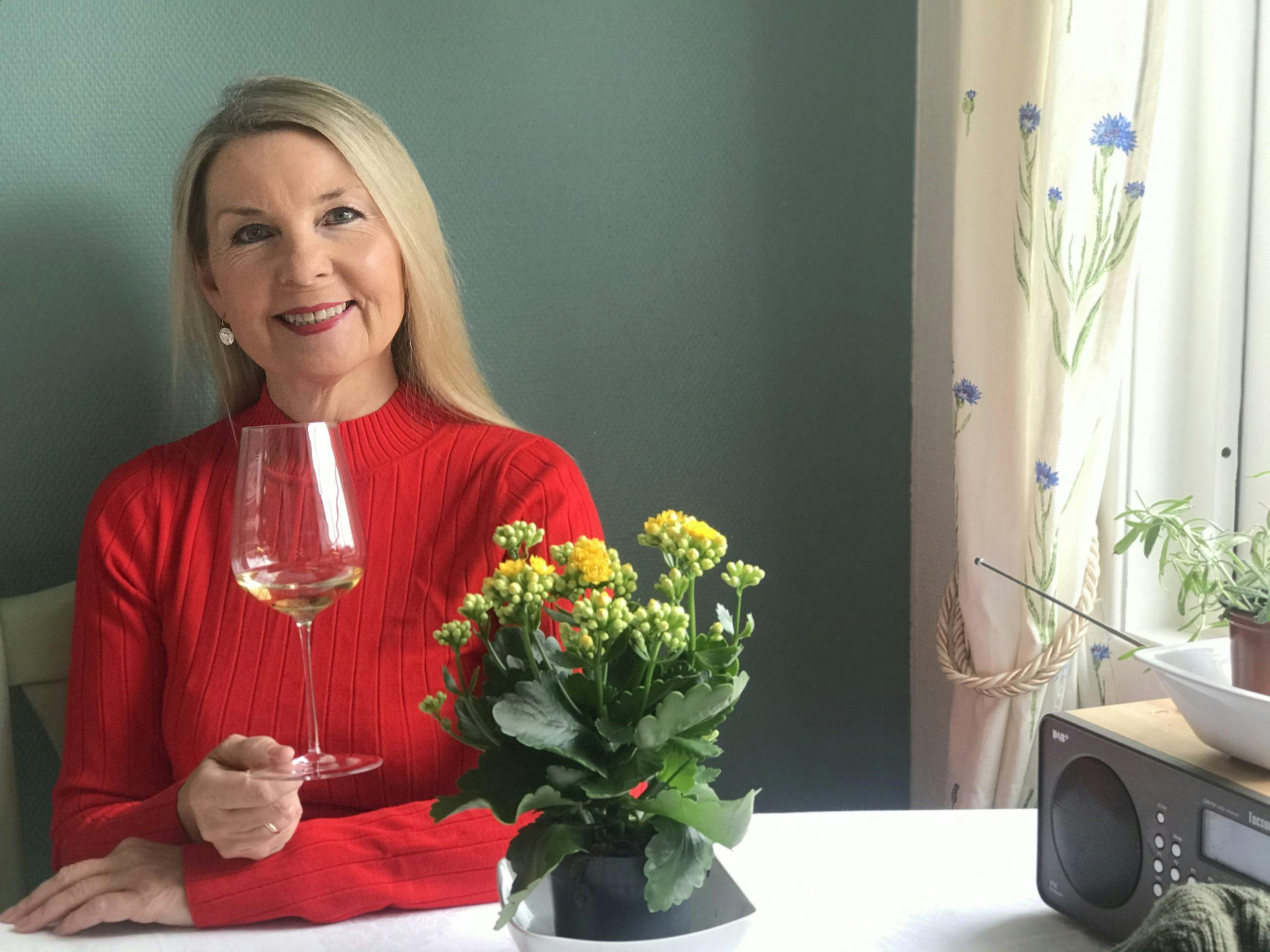 Taras vinekspert og sommelier Gunnhild Bjørnsti med et glass chenin blanc