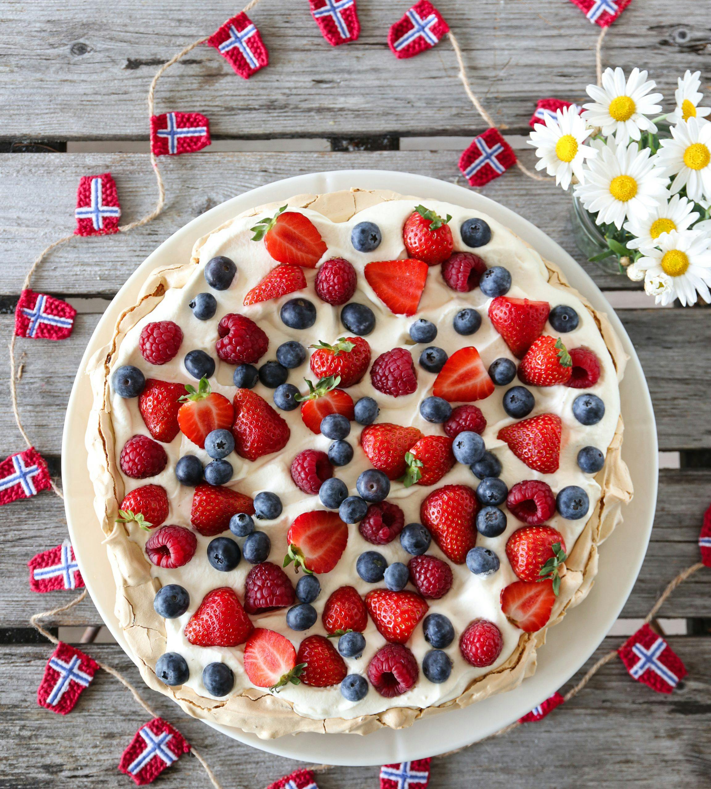 img 8274 17 mai pavlova med jordbær blåbær bringebær