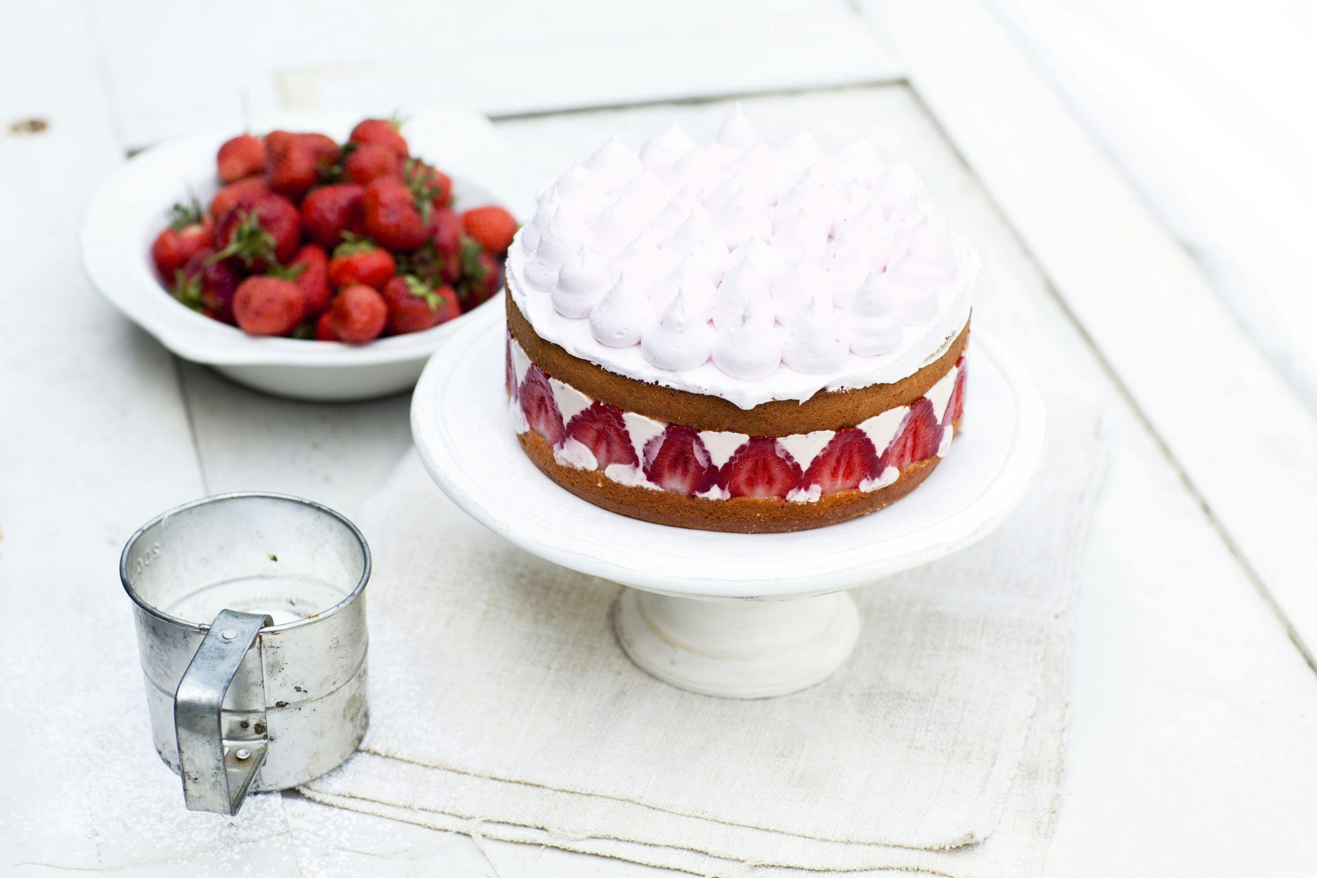 Jordbærmoussekake med marengstopper
