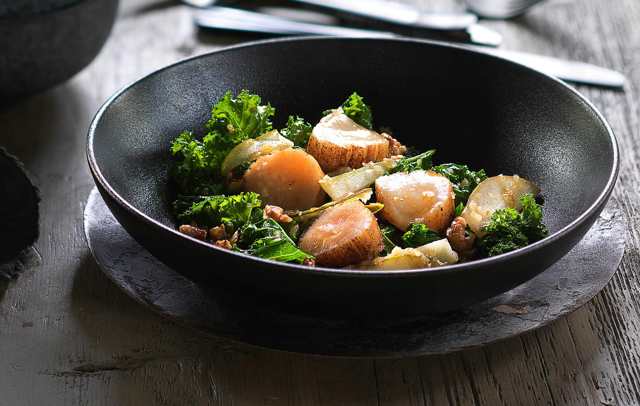 Kamskjell forrett stekte kamskjell grønnkål pære salat