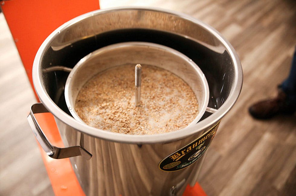 Hjemmebrygget øl: Det eneste utstyret du må ha for å brygge øl, er et stort kokekar med tut og en kjølemekanisme.