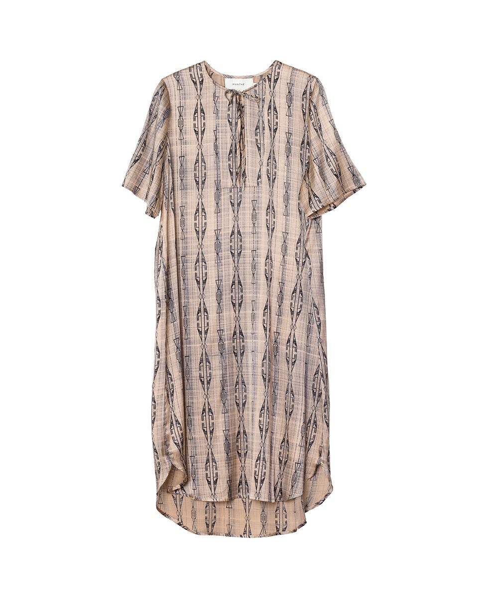 Pastell: Løs kjole med korte armer 2017