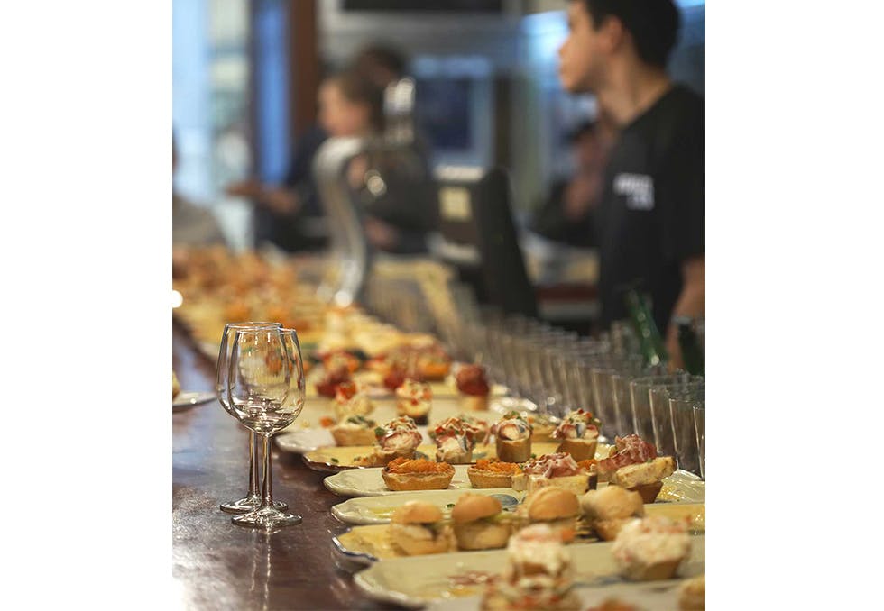 Rader av deilig spansk mat 