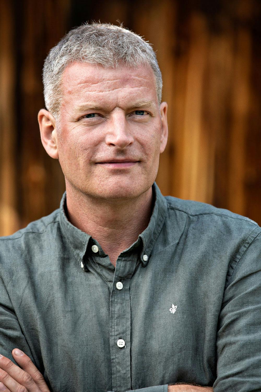 KJENNER SEG IGJEN: Lars Mytting forfatter hel ved Svøm med dem som drukner Søsterklokkene