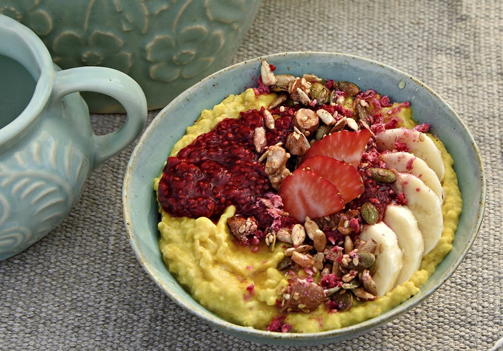 Oppskrift på sunn havregrøt med gurkemeie og nøttecrunch topping