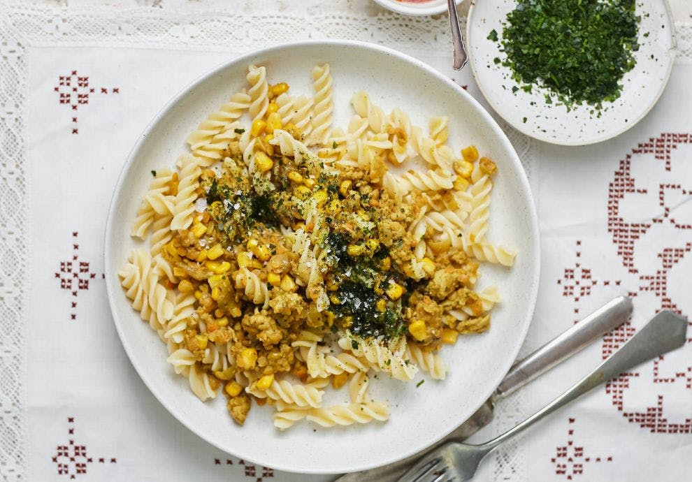 Pastarett med karrikrydret kyllingsaus