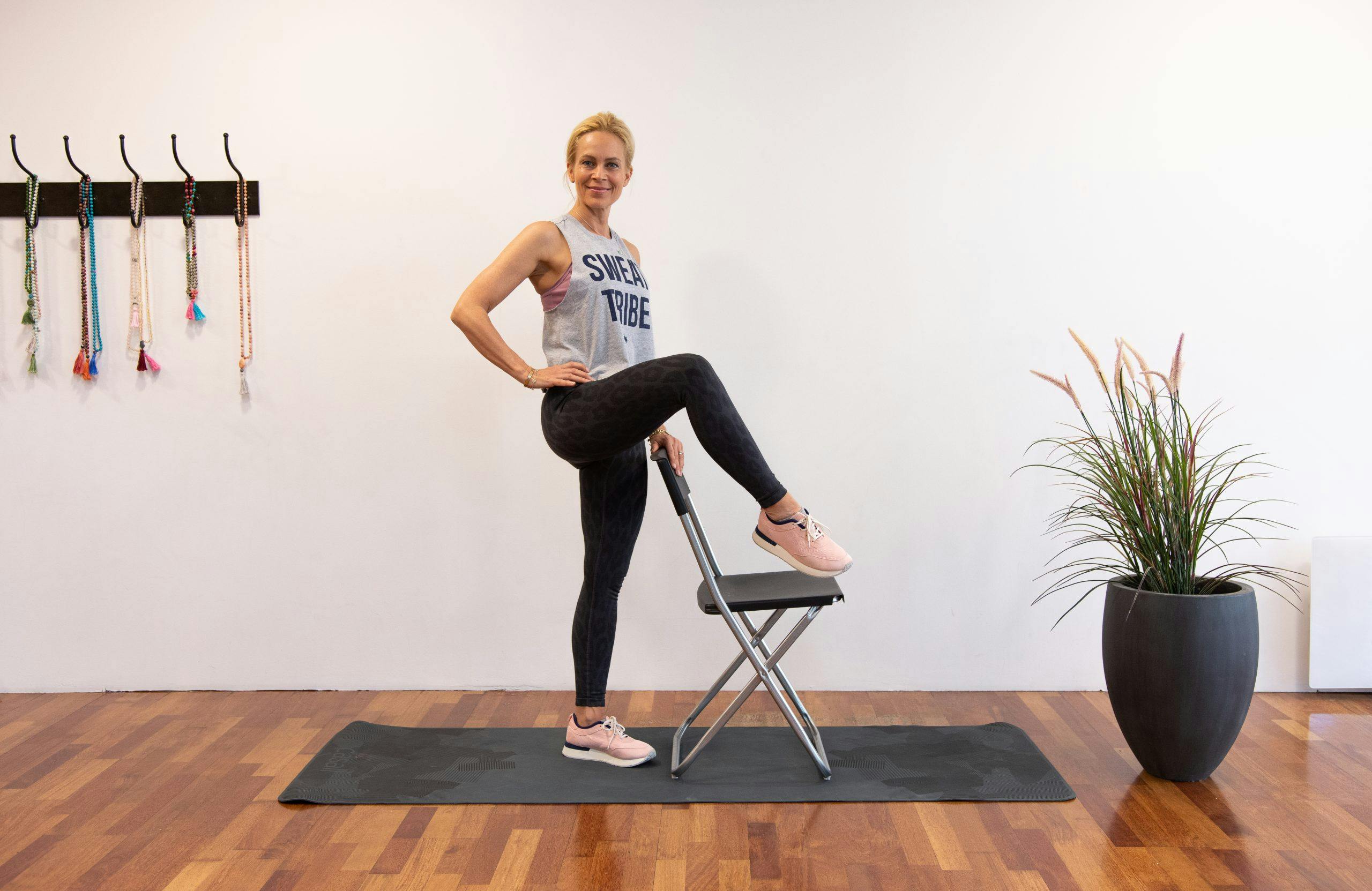 mamma 1 of 5 nJjO7Z5PgNvUK6wX Pilates og yogainsturktør Monica Øien viser øvelsen benløft over stolrygg