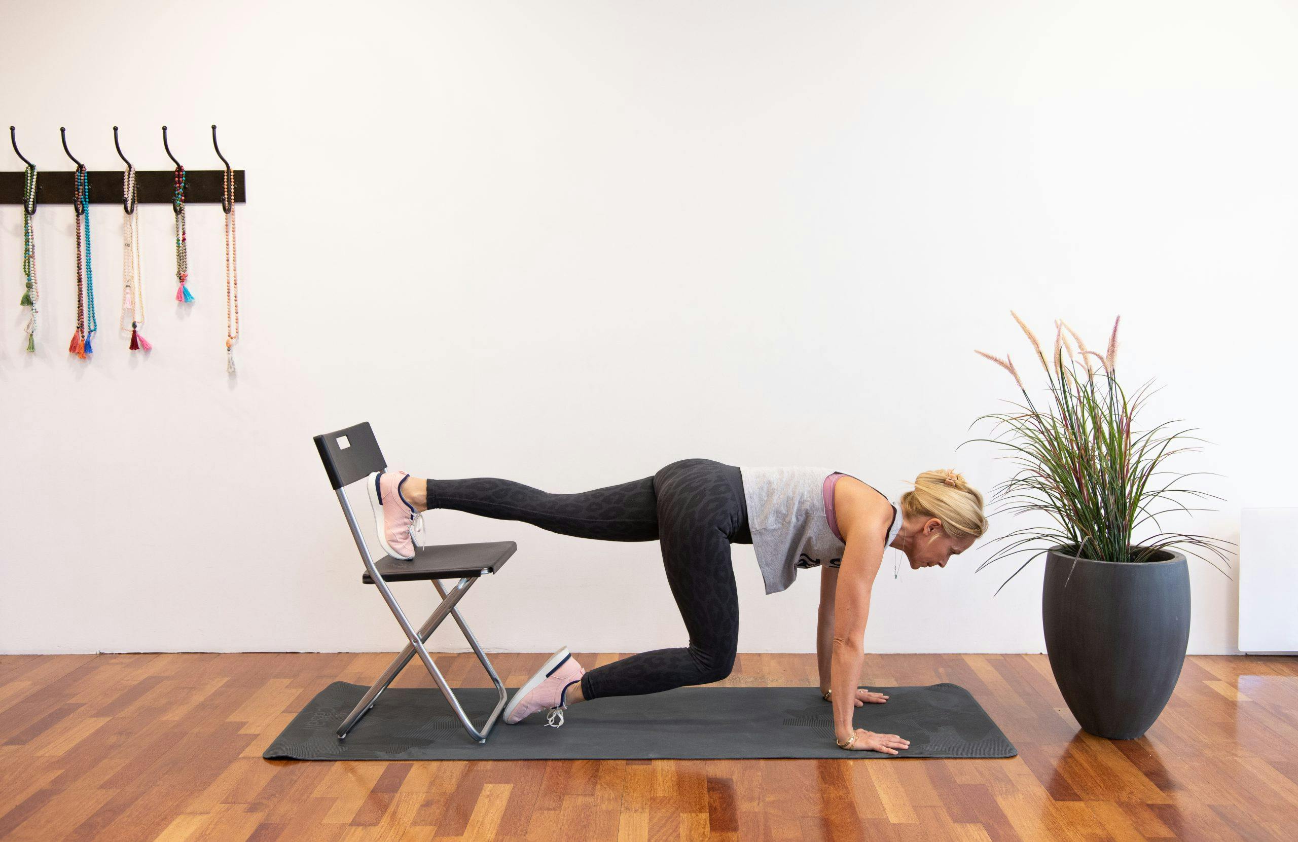 mamma 5 of 5 Pilates og yogainsturktør Monica Øien viser øvelsen kraftplanken