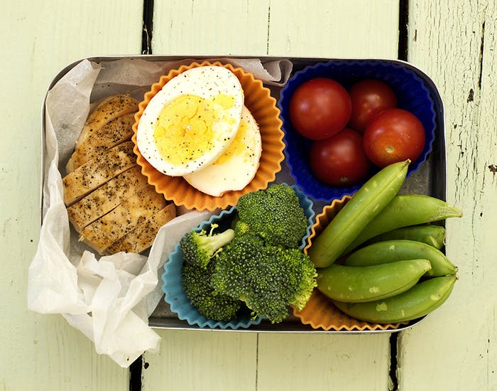 Sunn lunsj: Lag din egen sunne matpakke med kylling, egg, brokkoli, tomat og sukkererter.