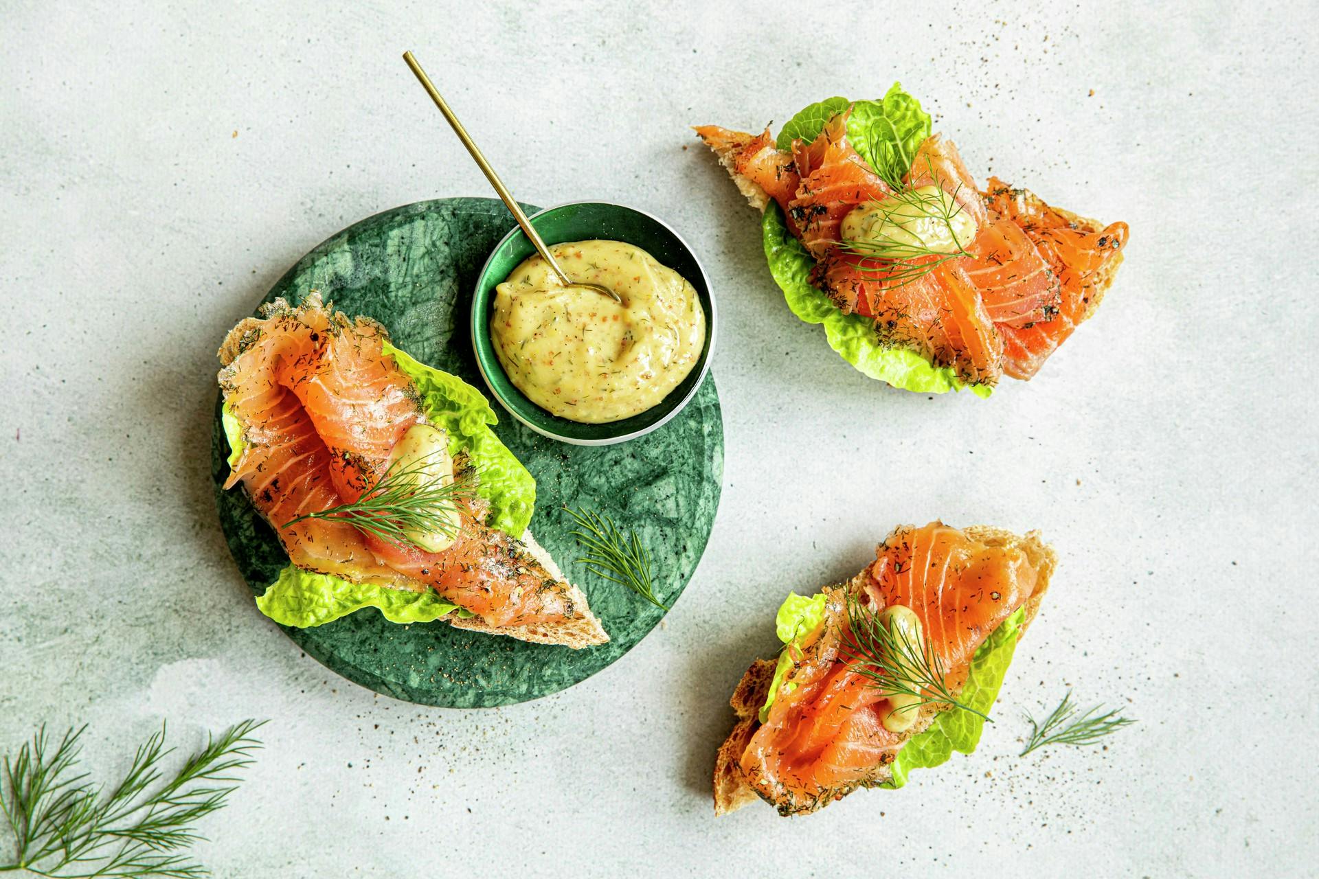 Gravlaks med sennepssaus oppskrift surdeigsbrød