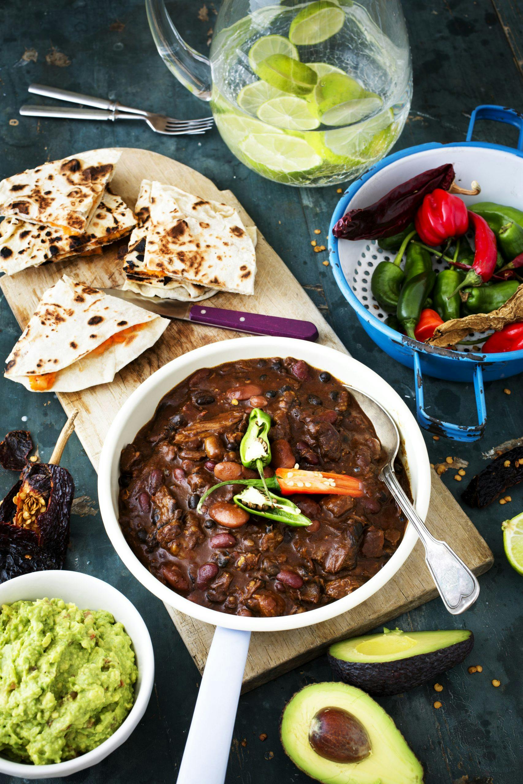 Chilligryte med søtpotet-quesadillas og guacamole