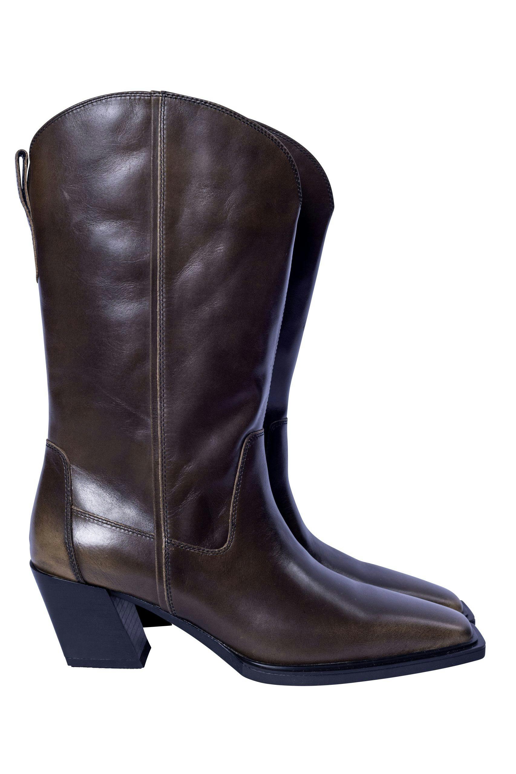 Høye brune cowboystøvler