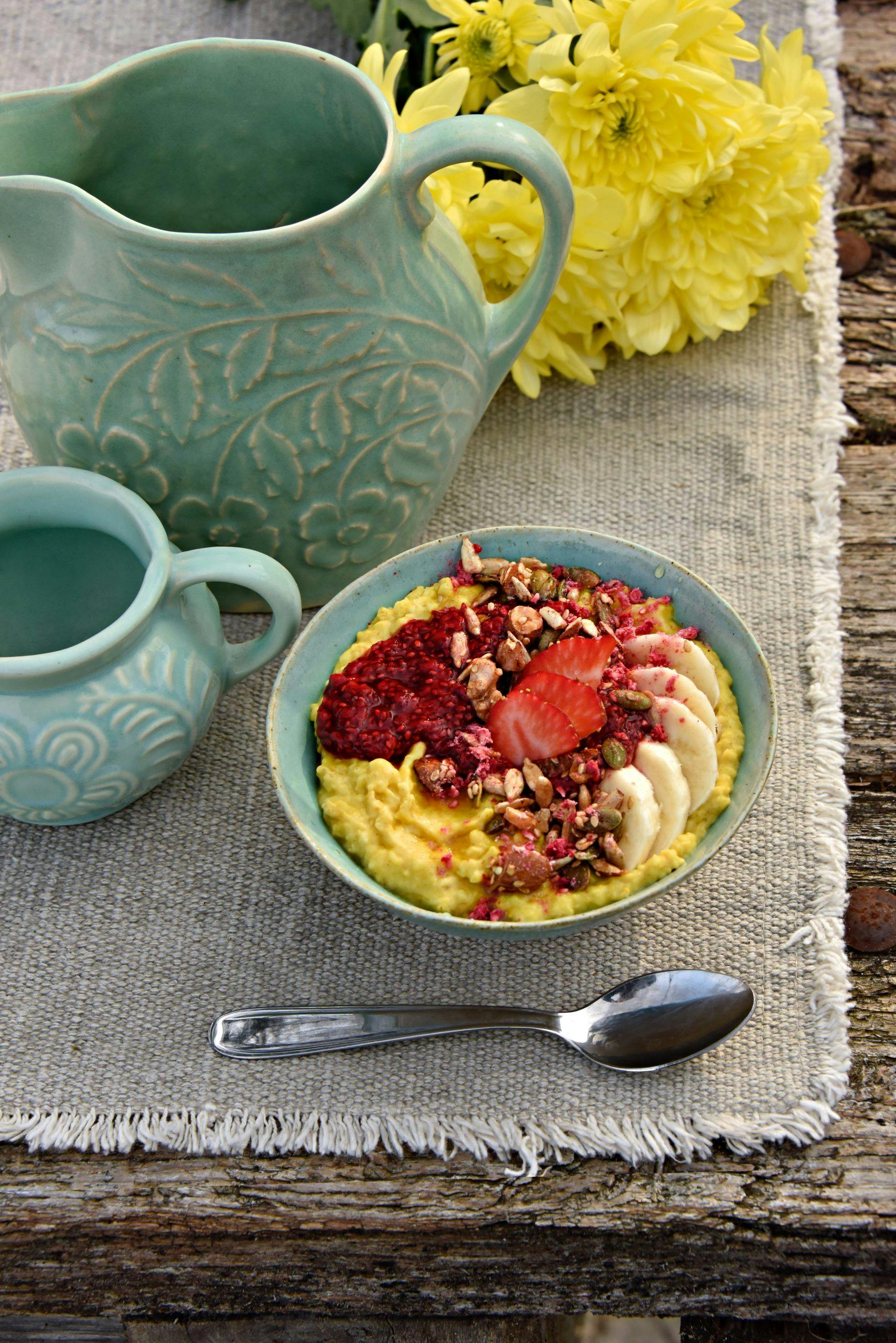 Oppskrift på sunn havregrøt med gurkemeie og nøttecrunch topping