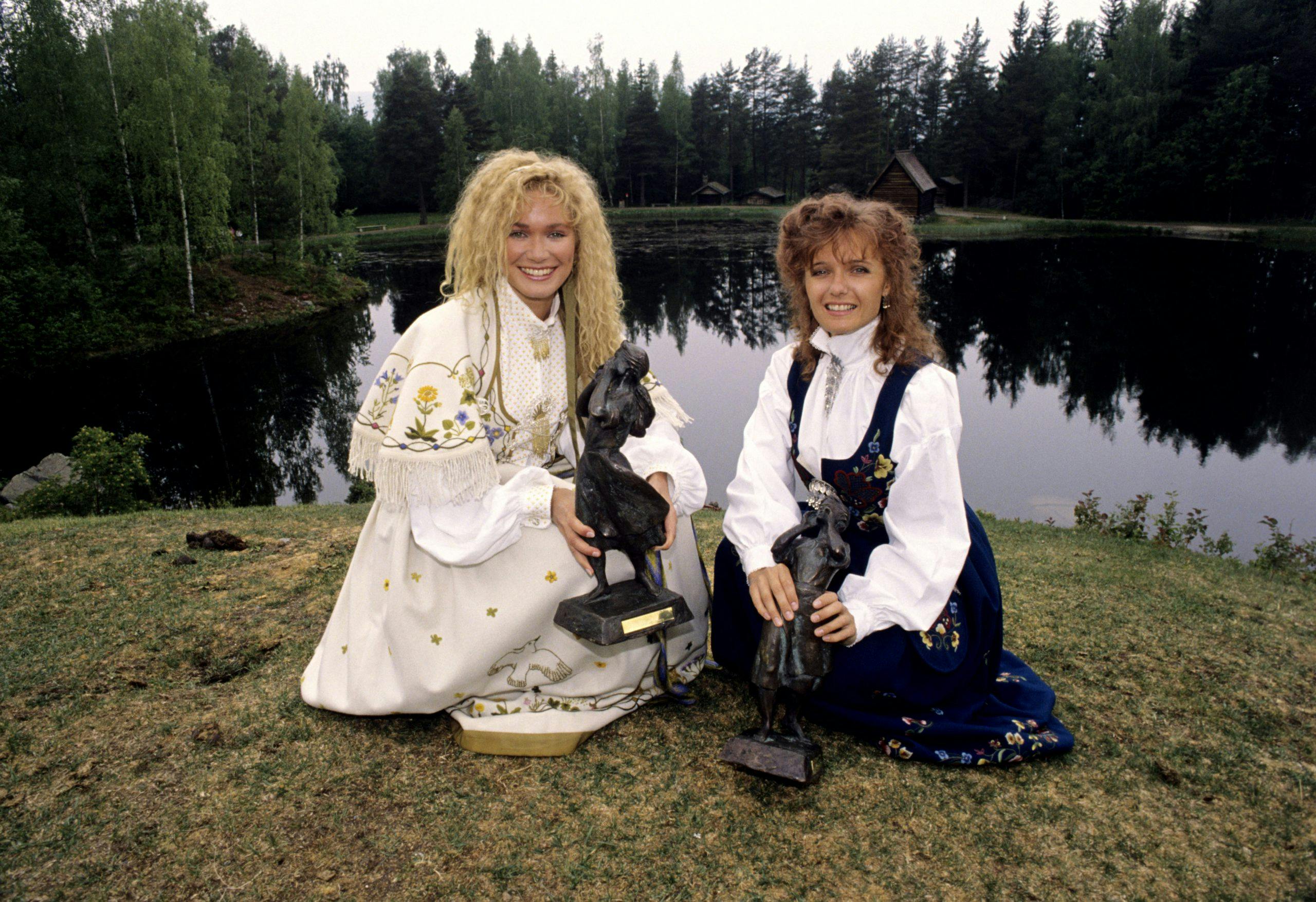 Unge Benedicte Adrian og Ingrid Bjørnov