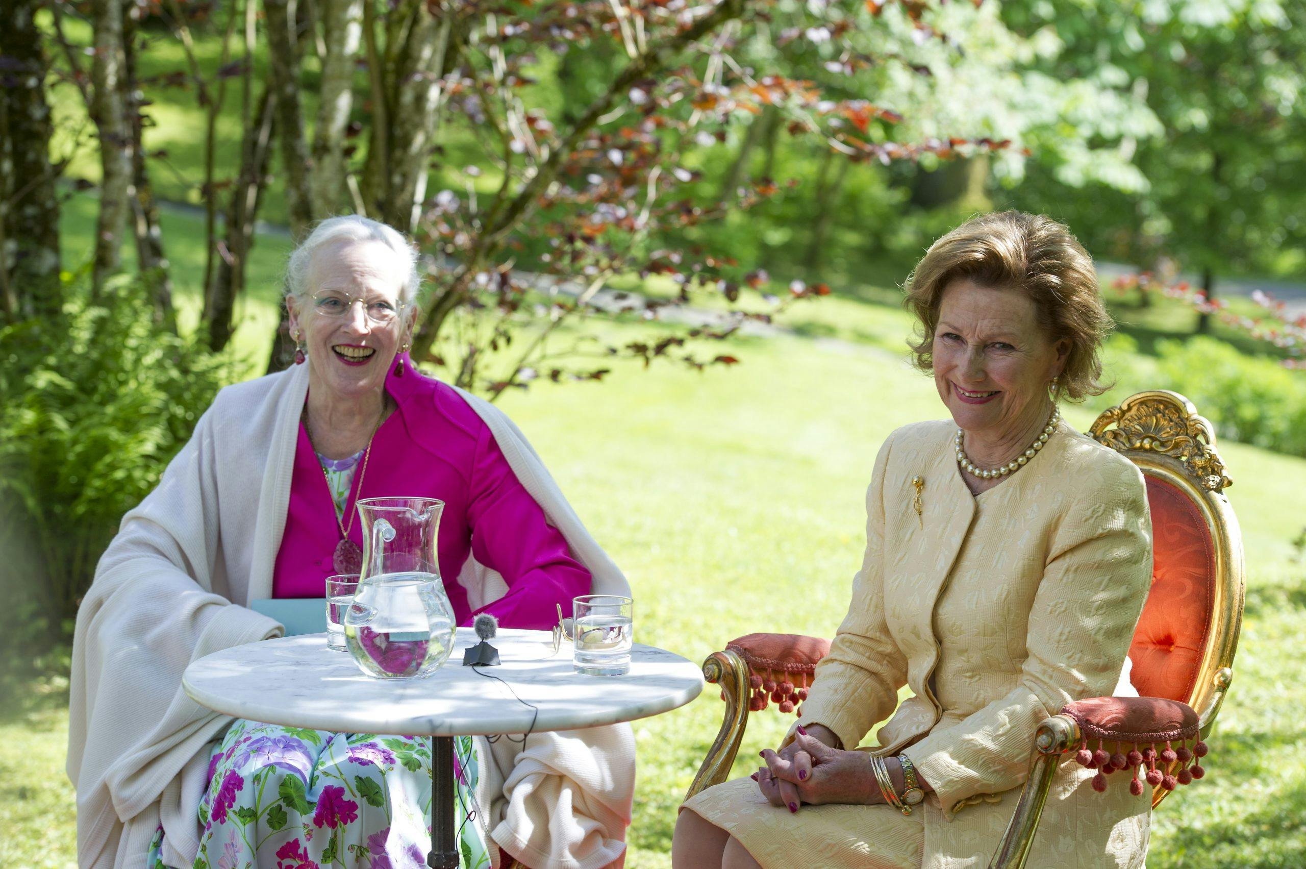 Dronning Margrethe og dronning Sonja på pressekonferanse i Baroniet i Rosendal 2015