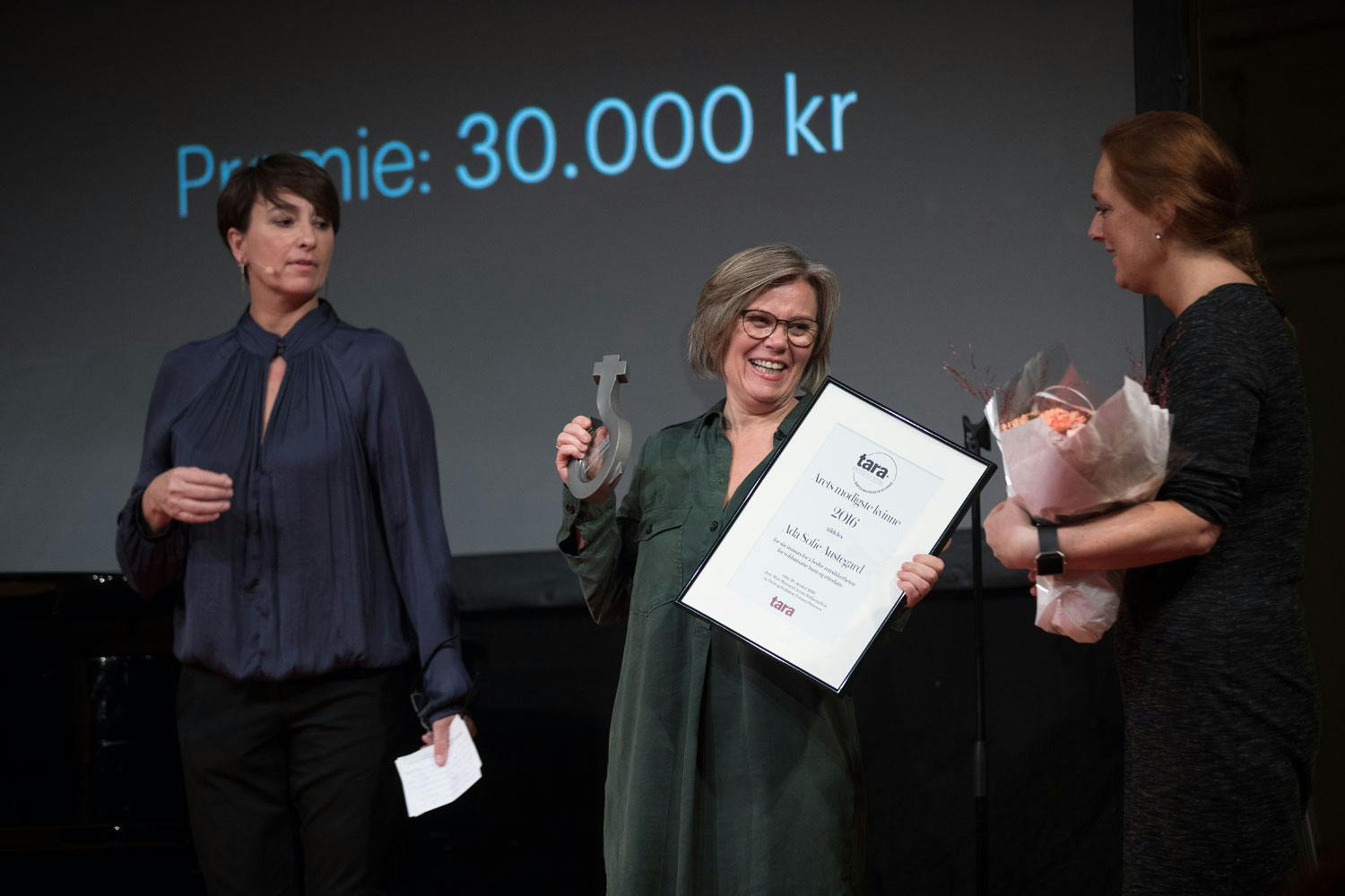 Årets modigste: Taras sjefredaktør Torunn Pettersen var stolt over å utrope Ada Sofie Austegard til Tara-prisen Årets modigste kvinne 2016.