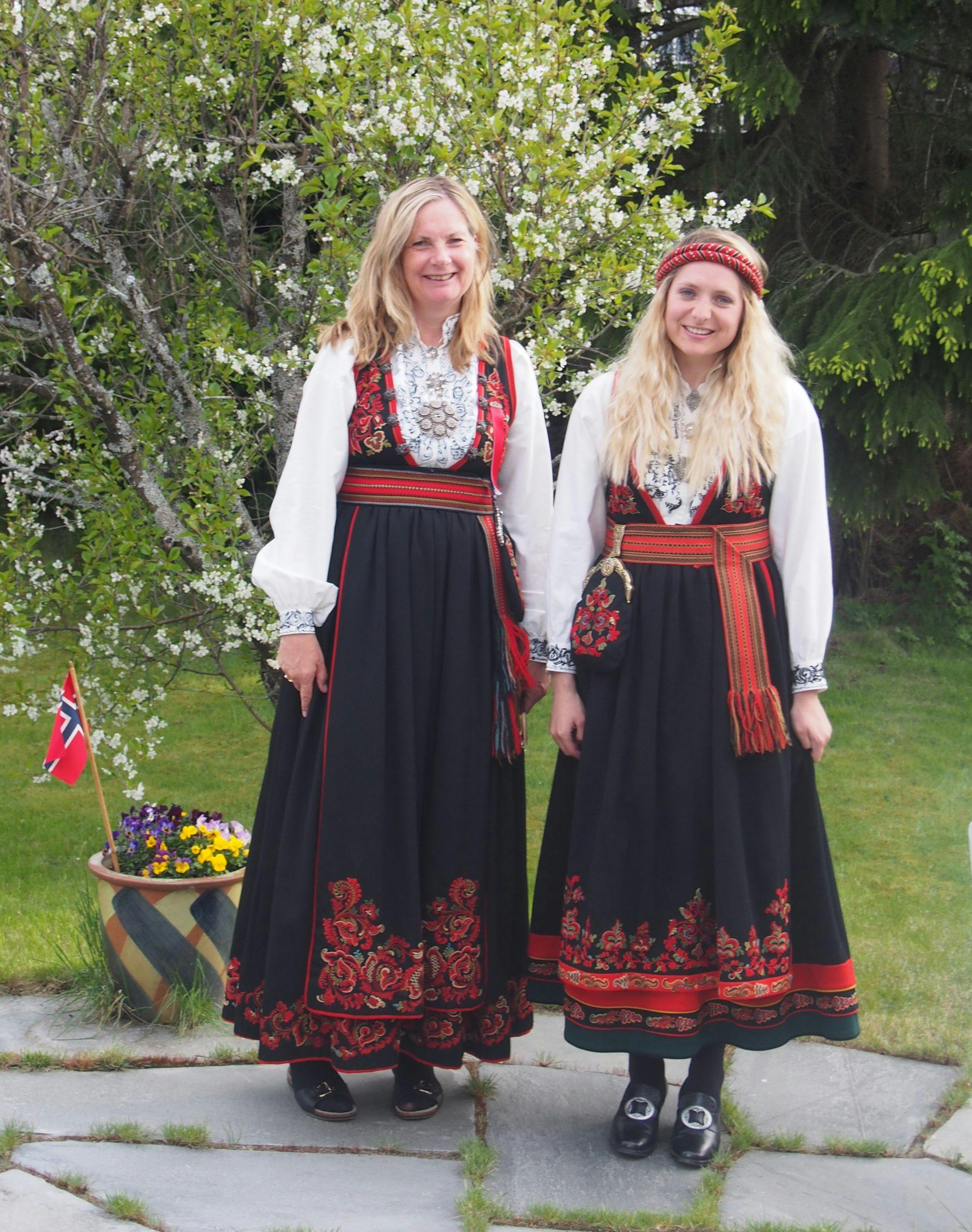 p5174429 2 TyGSb p Pza Tone Skårdal Tobiasson og datteren Katinka i telemarksbunad