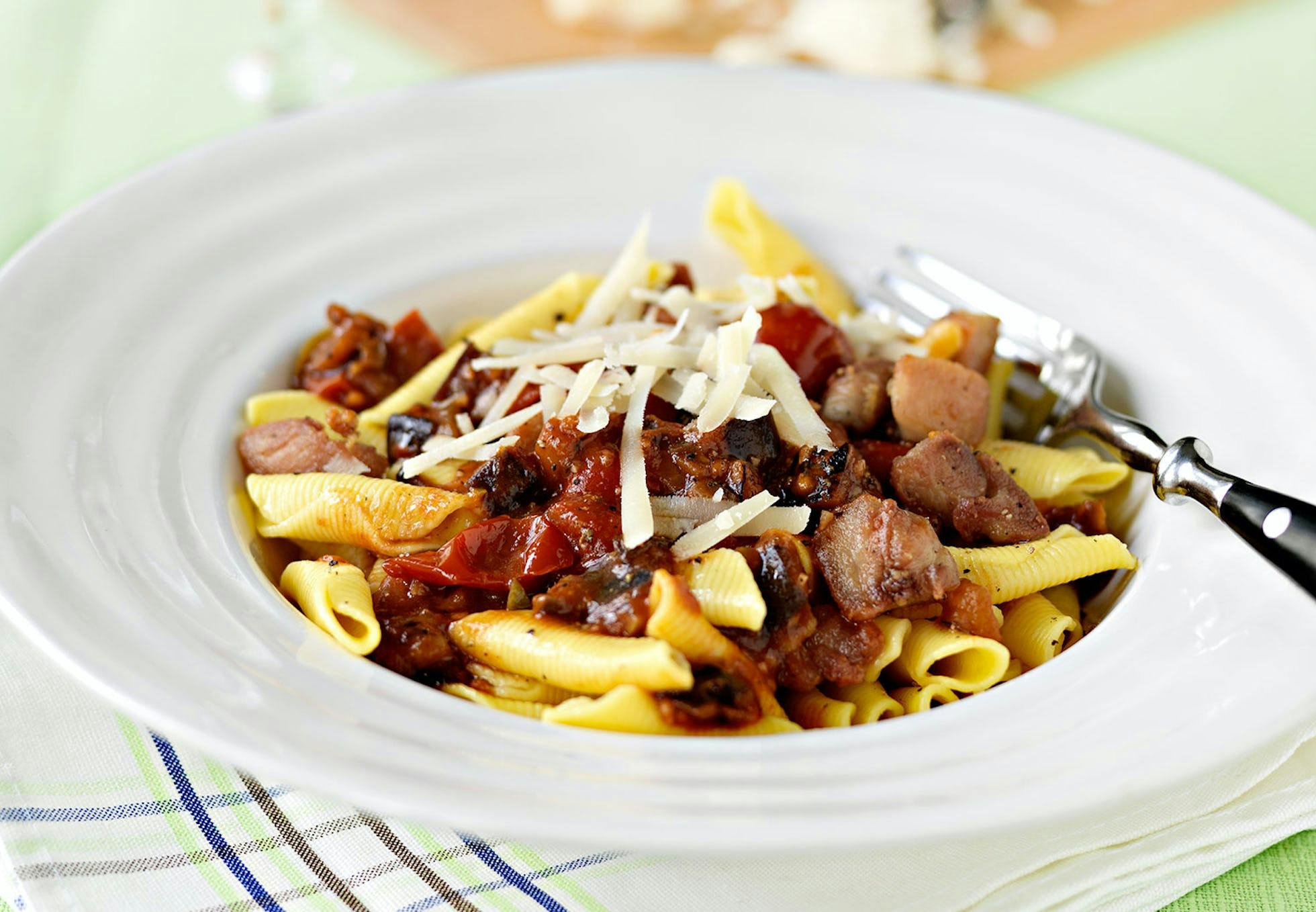 Pasta med caponatasaus og kyllingkrutonger