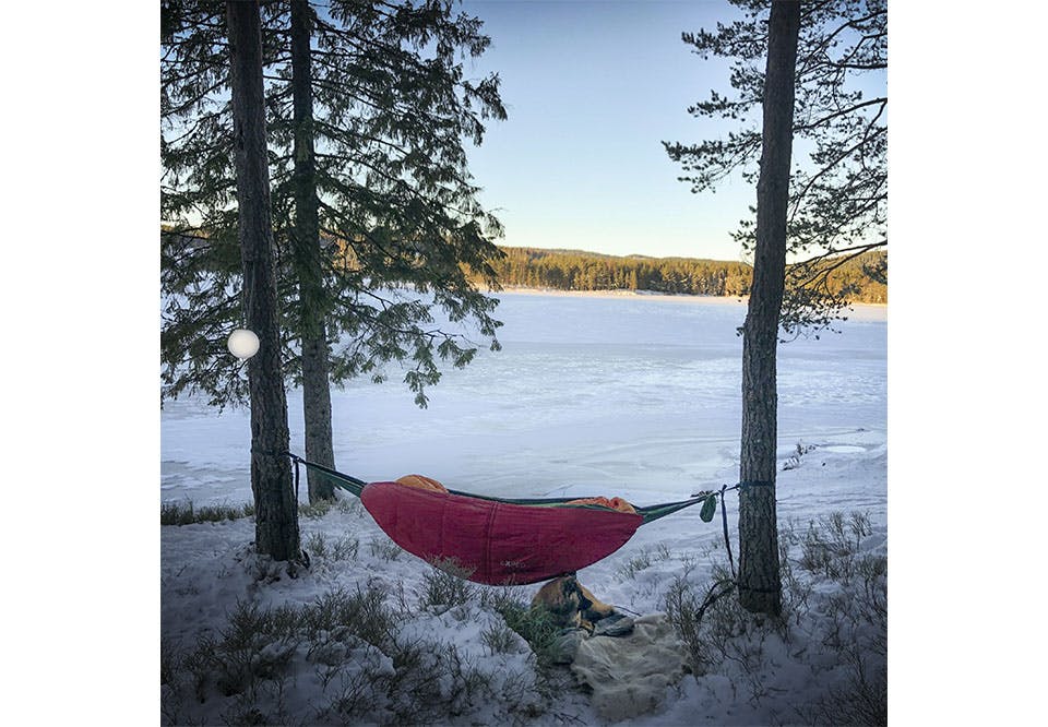 PRAKTISK POSE: Investerer du i en isolerende «hammoc quilt», har du også et praktisk teppe du kan pakke deg inn i mens du sitter ved bålet.