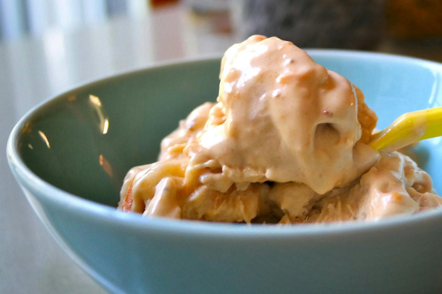 Bananis og peanøttsmør er sunn snacks du kan kose deg med god samvittighet.