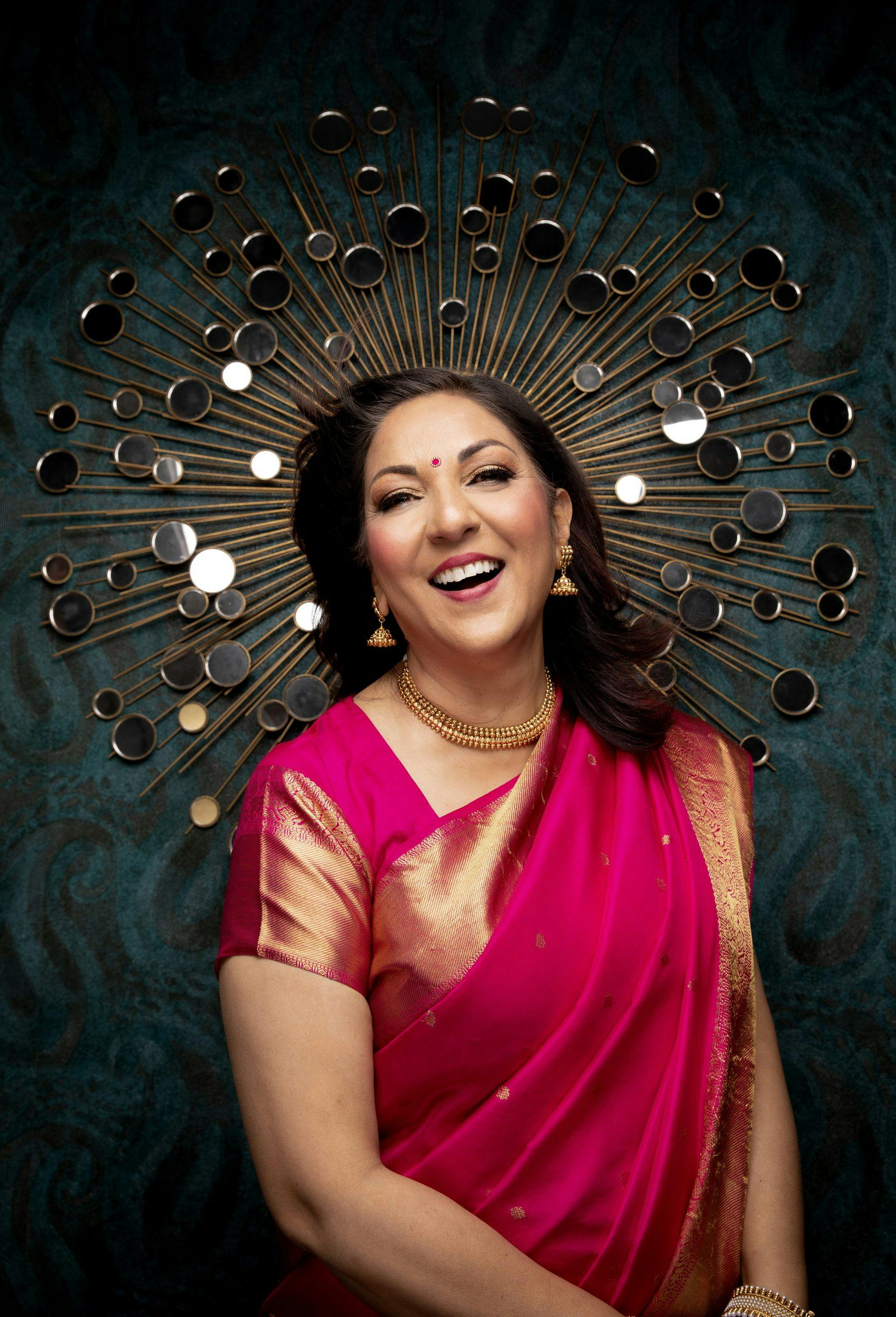 Sarita med ny bok med oppskrifter fra hele India