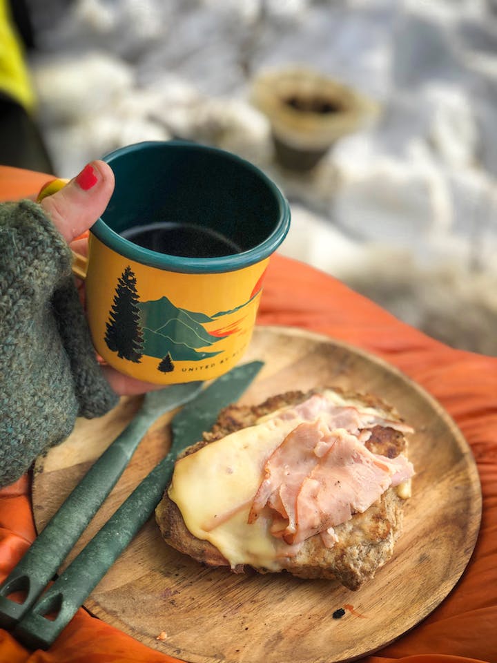 KOKOSSCONES: Rundstykkene smaker ekstra godt med kokosmasse i. Ha på ost og skinke og stek i et toastjern, så smelter osten.