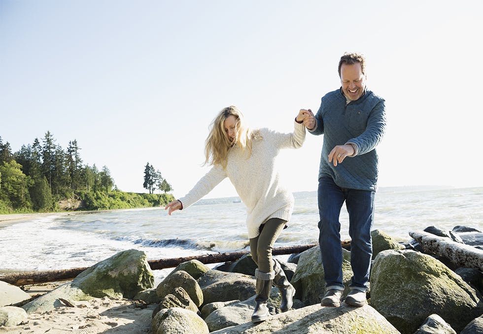 Slipp taket i offerrollen: par på stranda