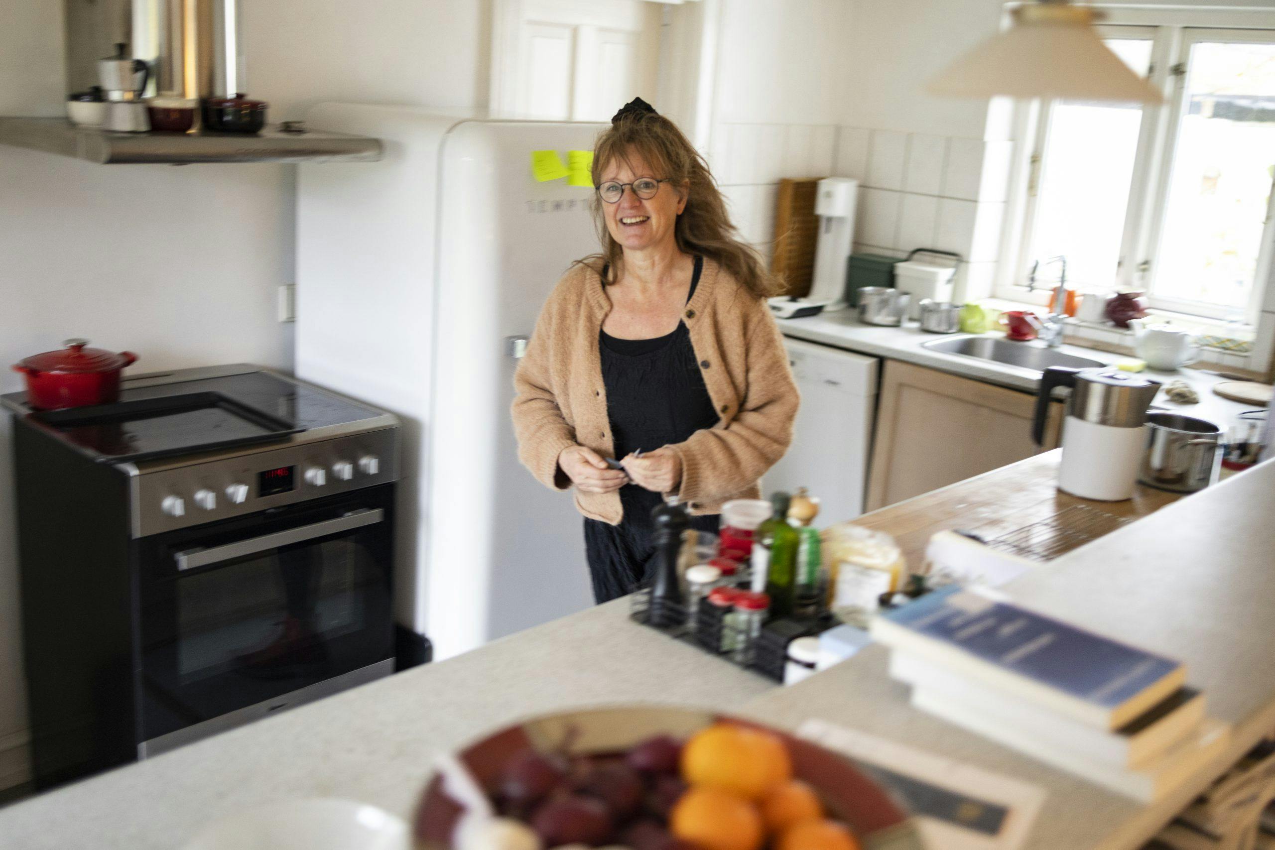 Solvej på kjøkkenet