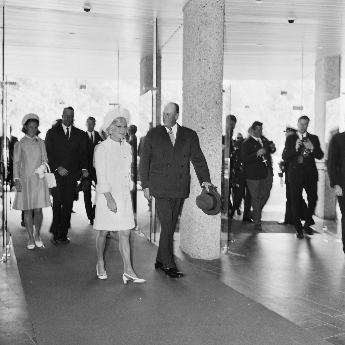 Sonja Henie, Kong Olav