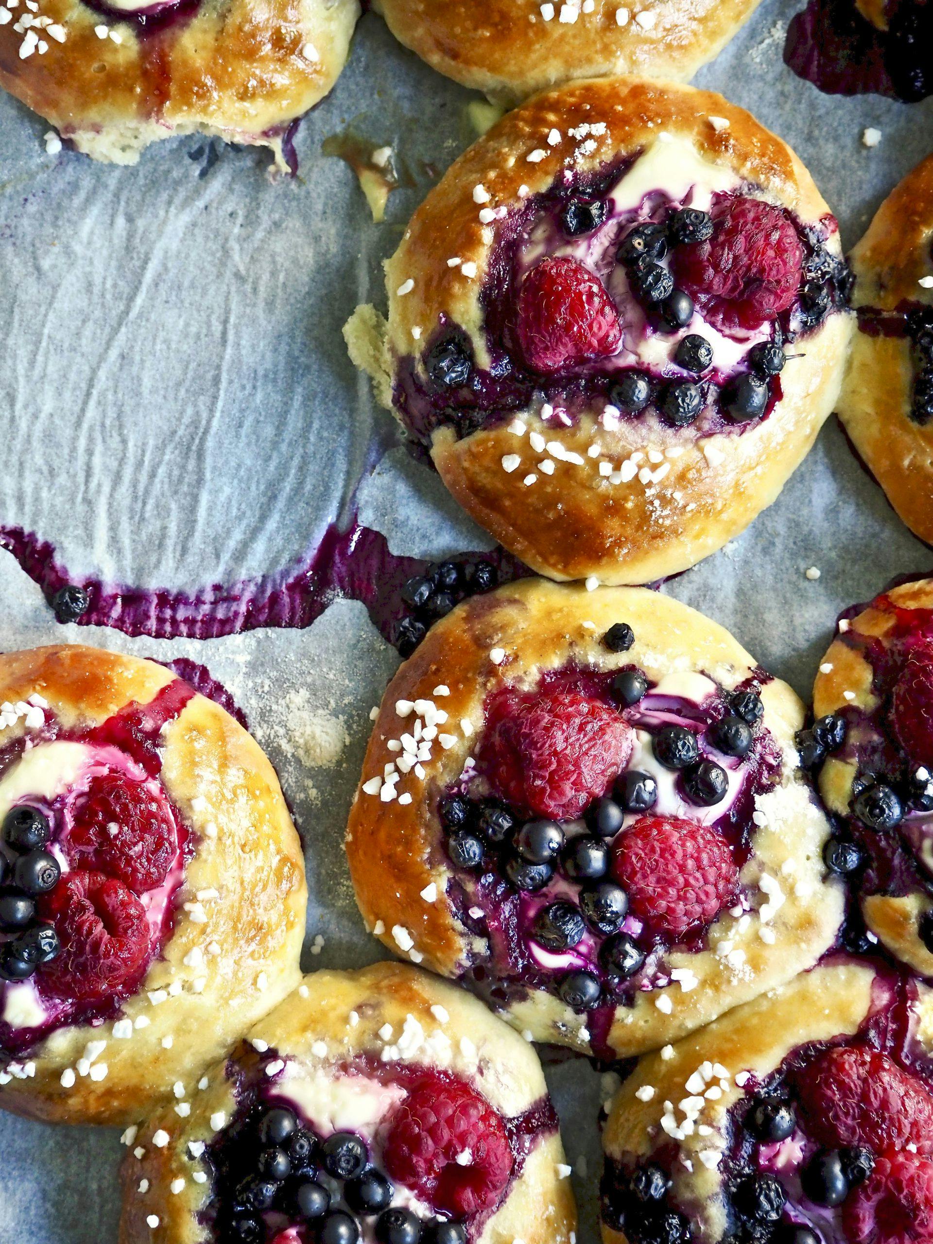 sot bakst briochemedbaer9 8su Bricheboller med bær og perlesukker fra matblogger Ina-Janine Johnsen