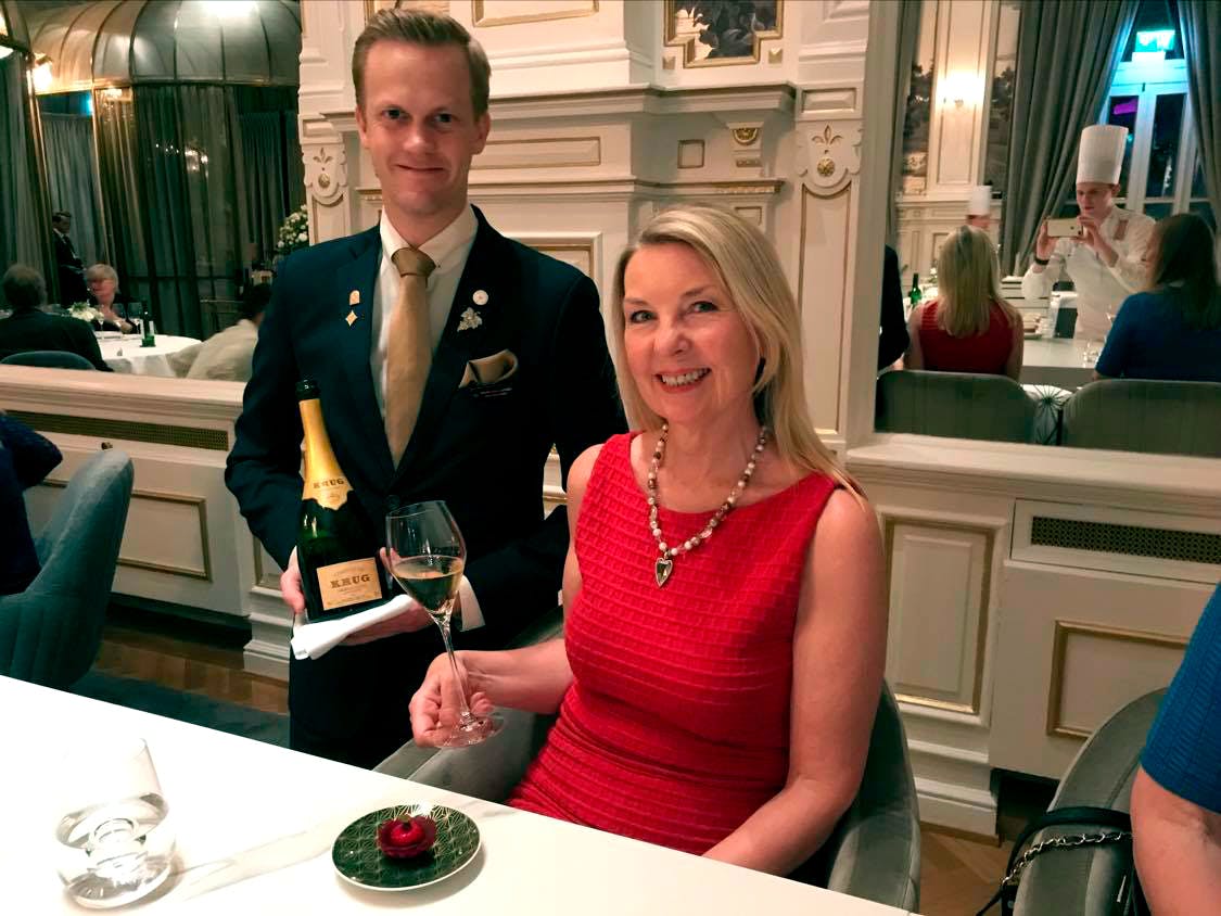 speilsalen gunnhild blir servert av henrik kokken tar bilde