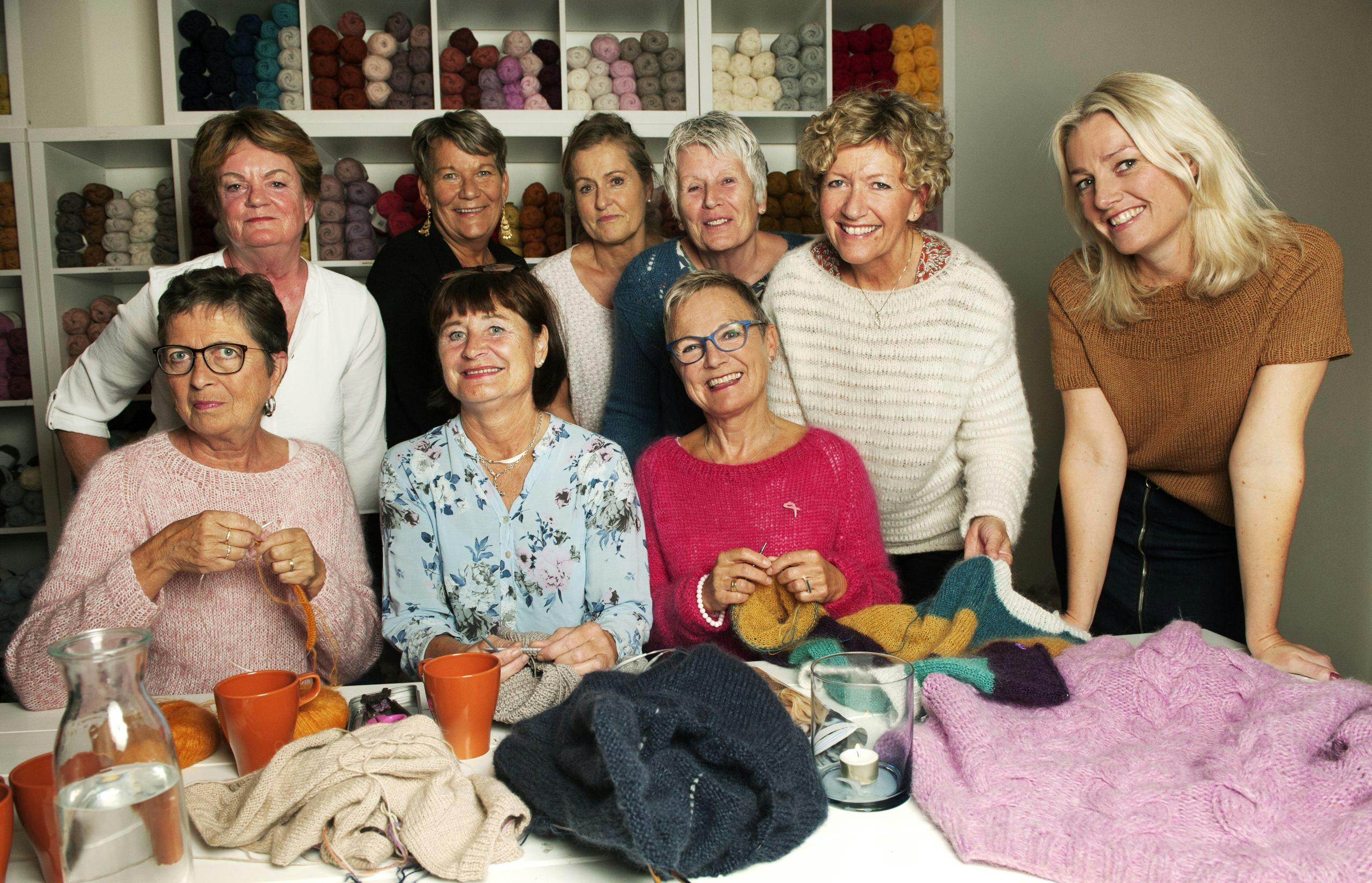 STRIKKEMØTER: Det arrangeres strikkekaféforbrystkreftpasienter, de møtes en gang i måneden på Strikk Jeløy.