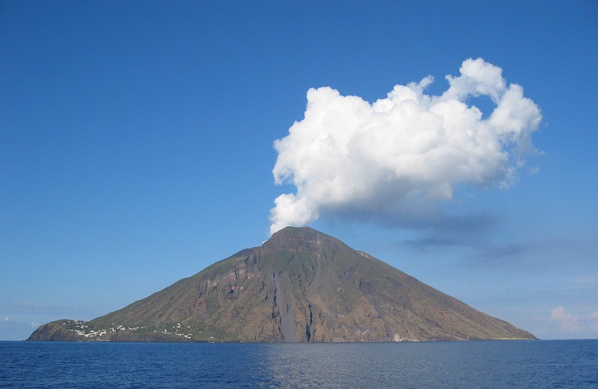 stromboli 20040928 1230x800 De eoliske øyer vulkan