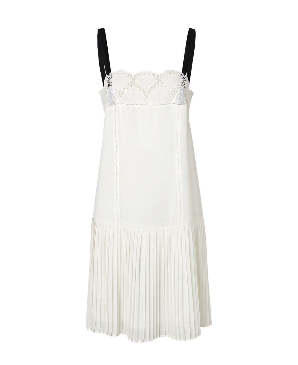 Søt: Hvit blondekjole med plissé 2017